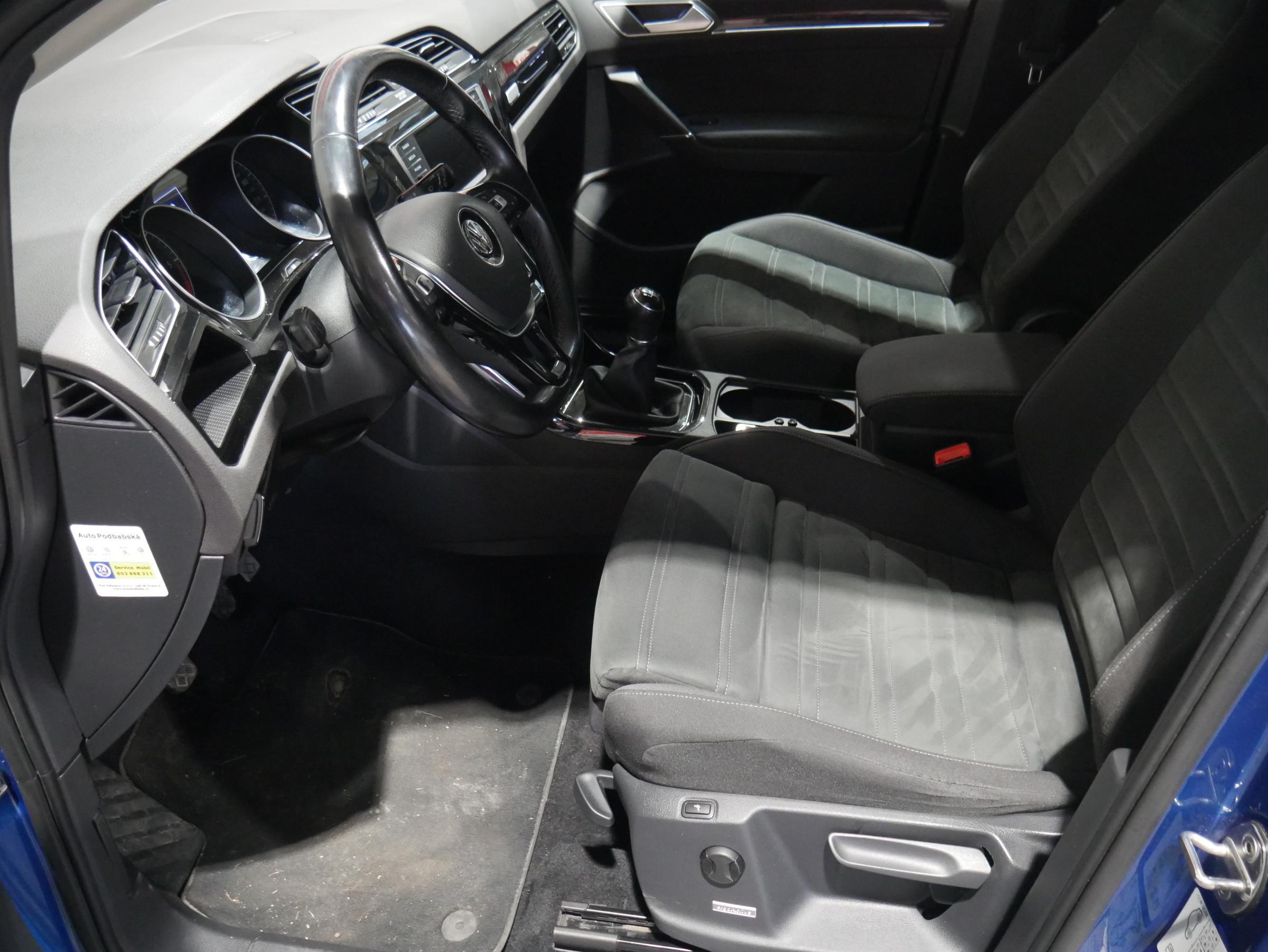 Volkswagen Touran, 2017 - pohled č. 8