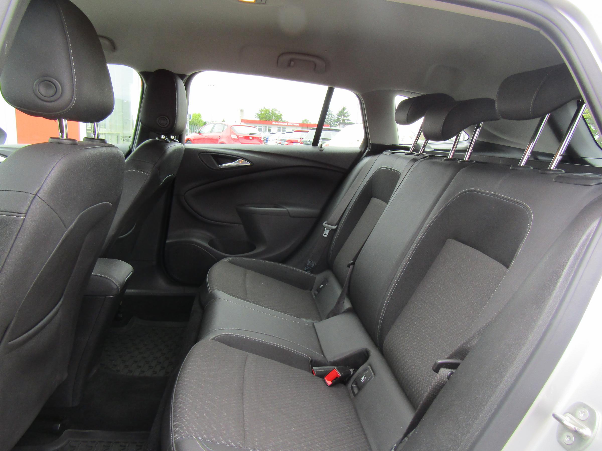 Opel Astra, 2018 - pohled č. 10