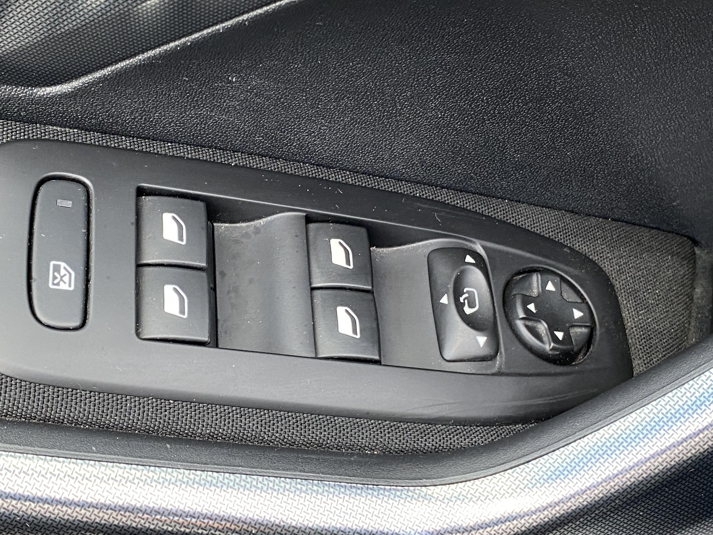 Peugeot 2008, 2016 - pohled č. 12