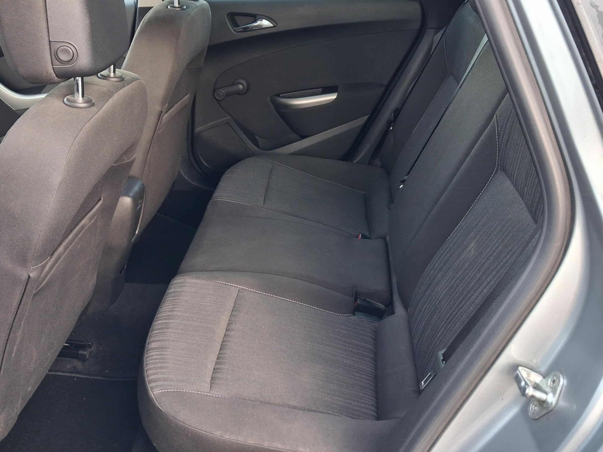 Opel Astra, 2011 - pohled č. 10