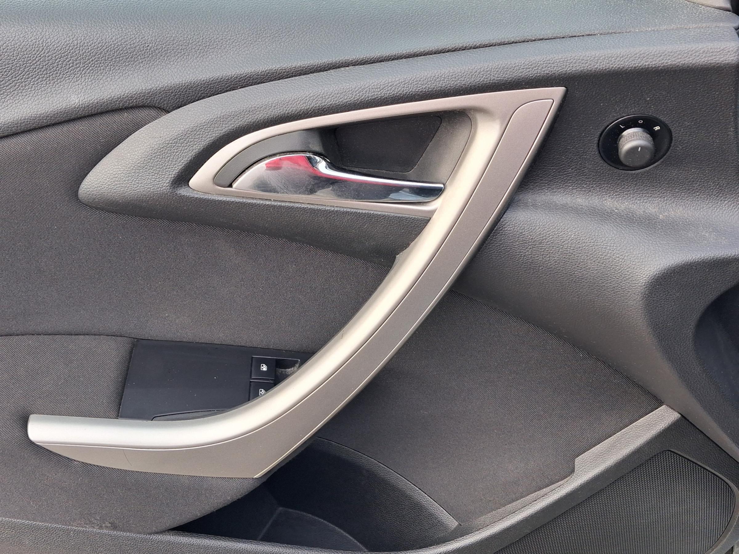 Opel Astra, 2011 - pohled č. 11