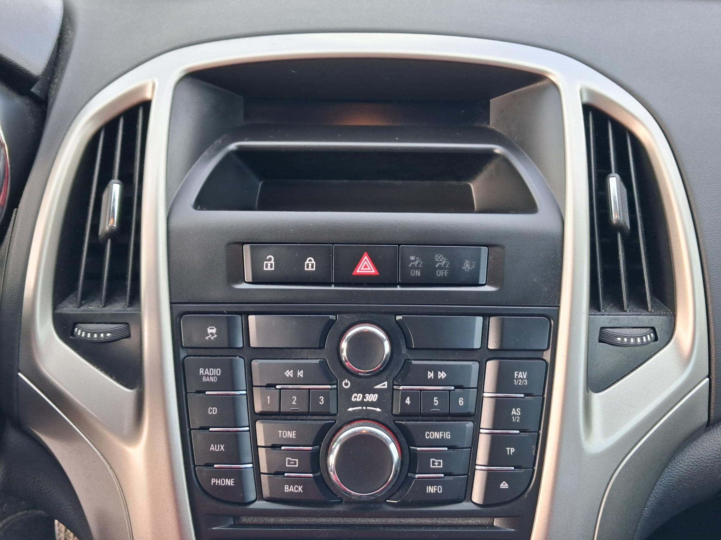 Opel Astra, 2011 - pohled č. 13