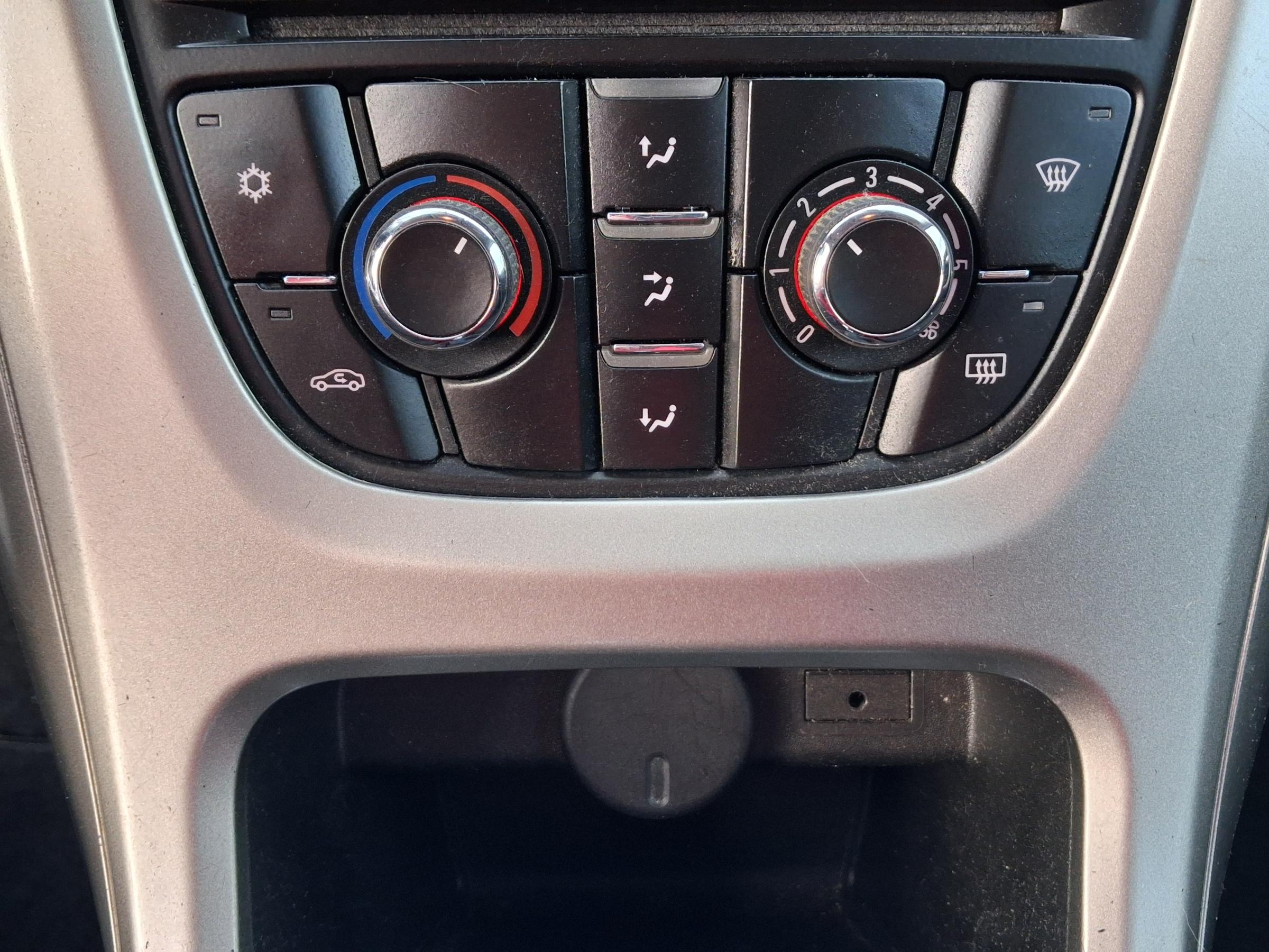 Opel Astra, 2011 - pohled č. 14