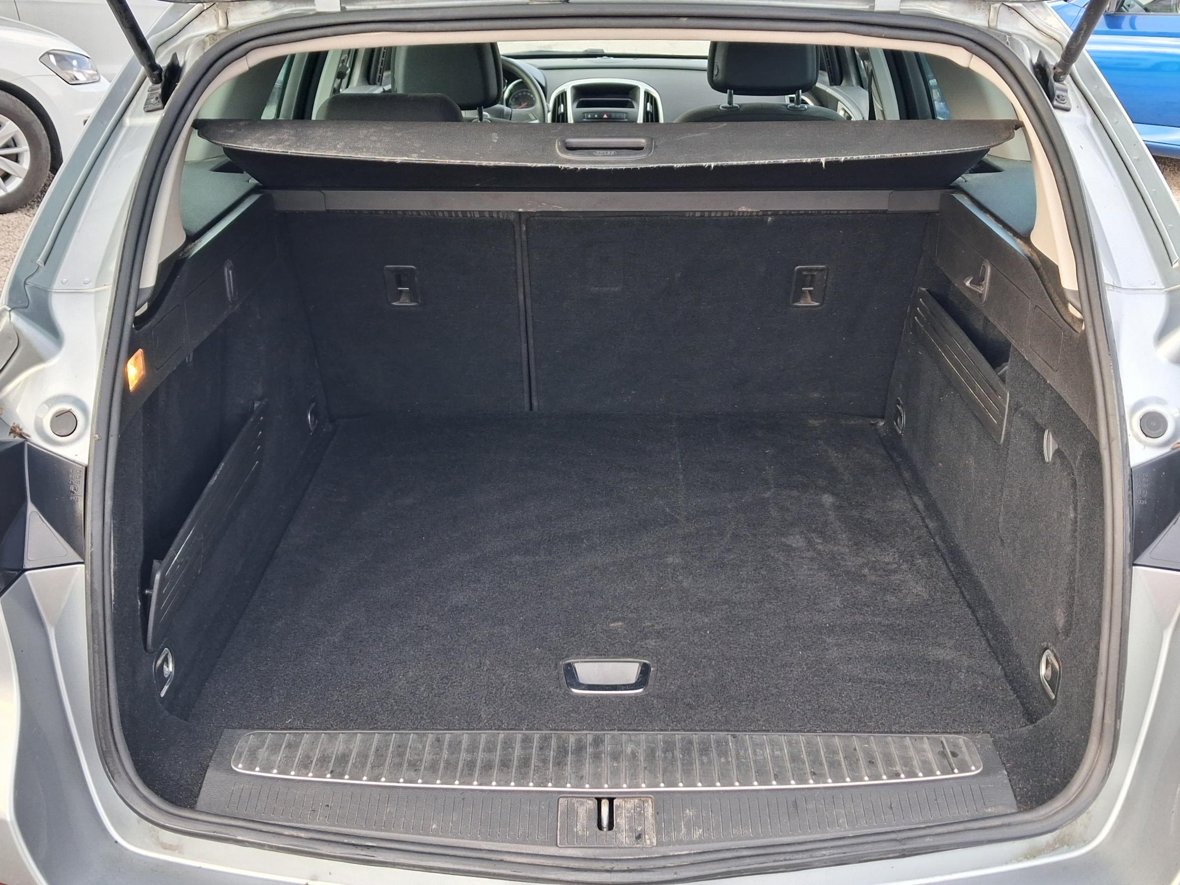 Opel Astra, 2011 - pohled č. 7