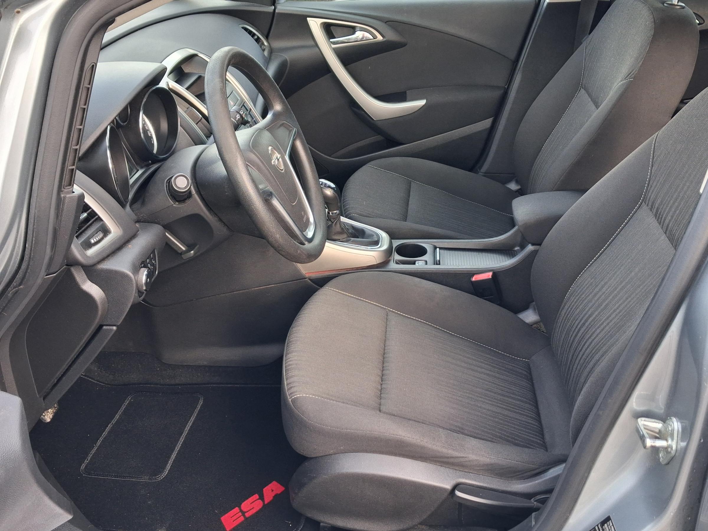 Opel Astra, 2011 - pohled č. 9