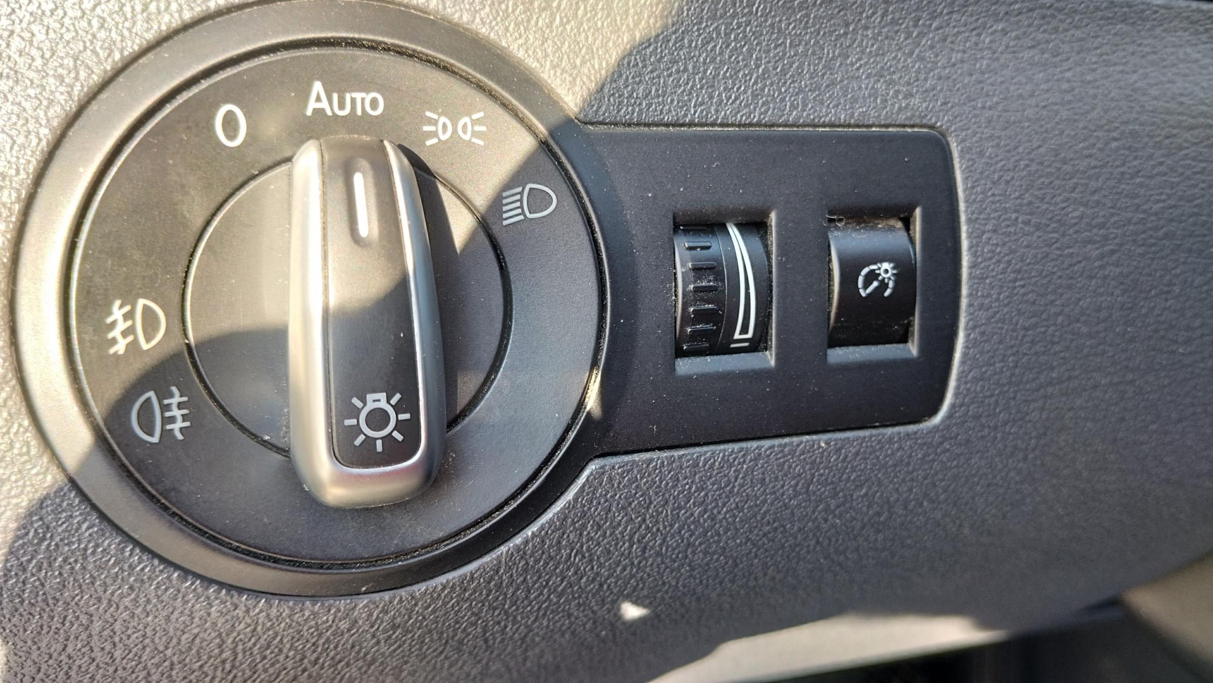 Volkswagen Touran, 2012 - pohled č. 15