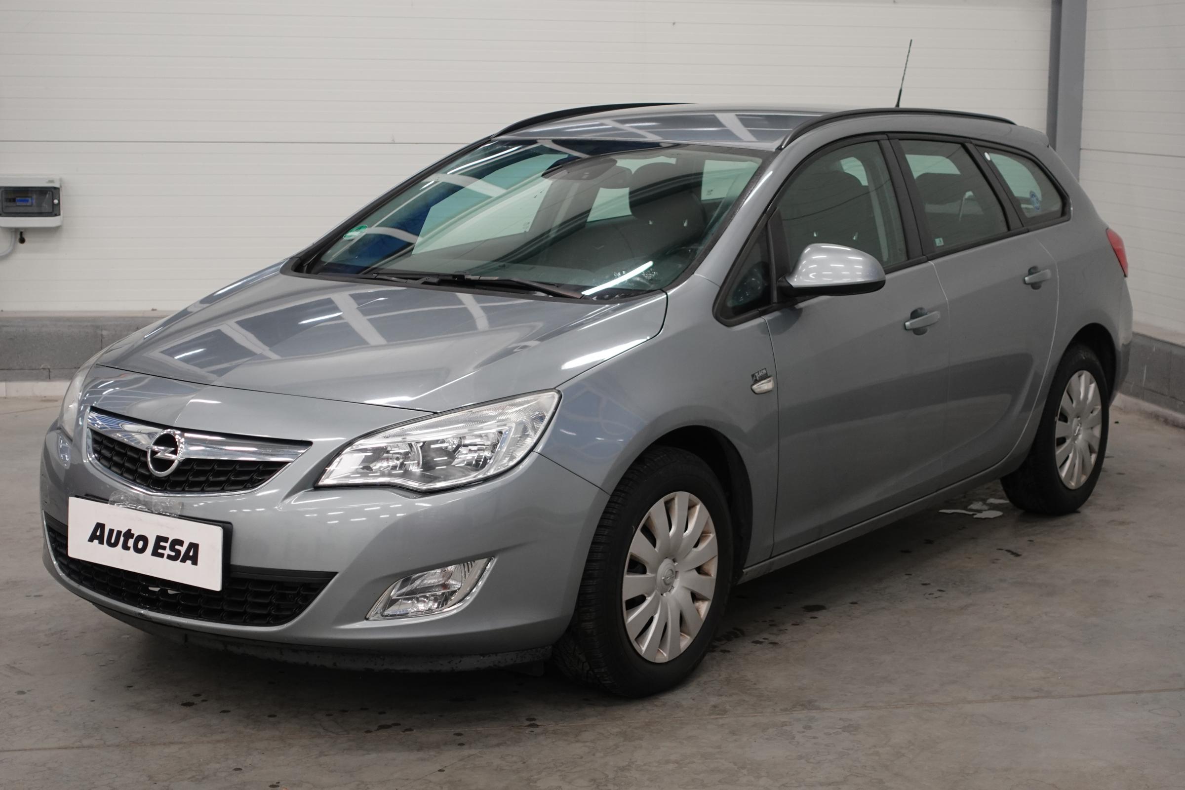 Opel Astra, 2012 - pohled č. 3