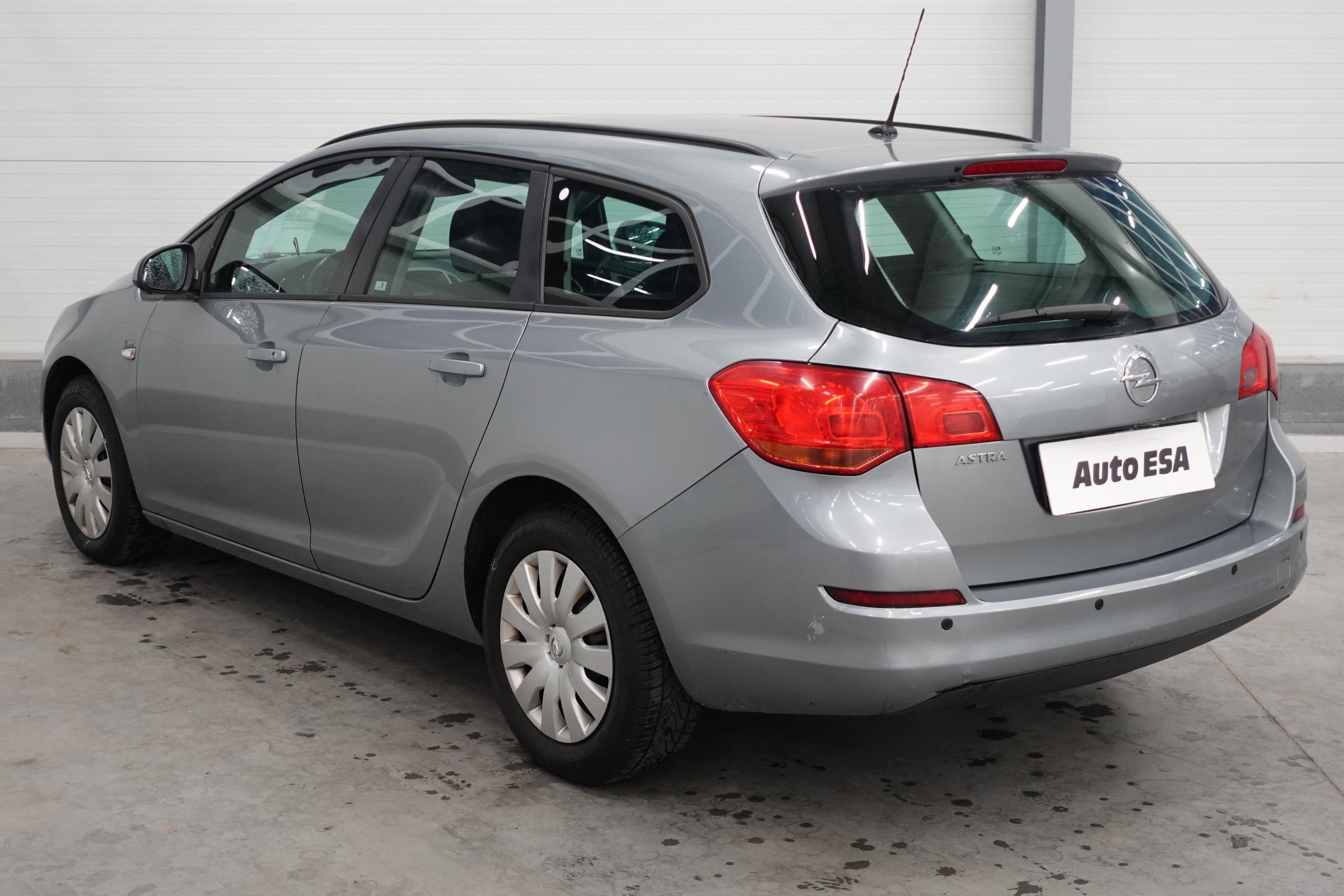 Opel Astra, 2012 - pohled č. 4