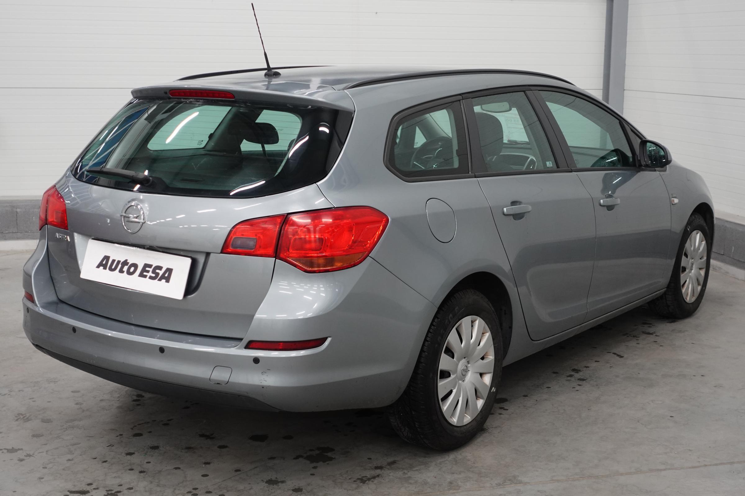 Opel Astra, 2012 - pohled č. 6