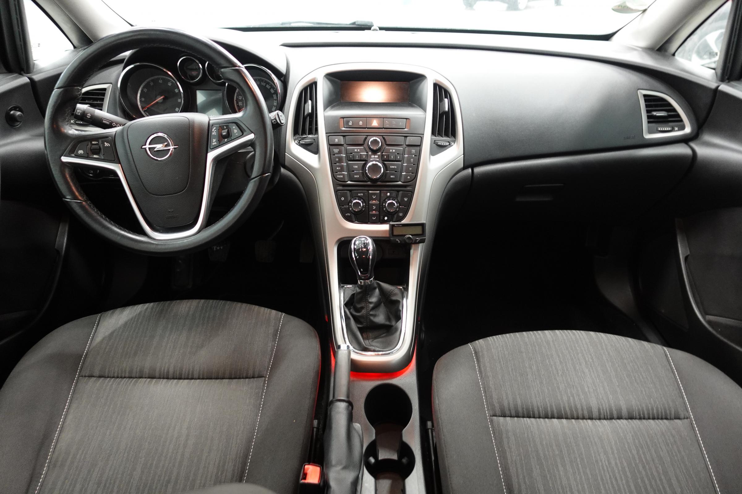 Opel Astra, 2012 - pohled č. 8