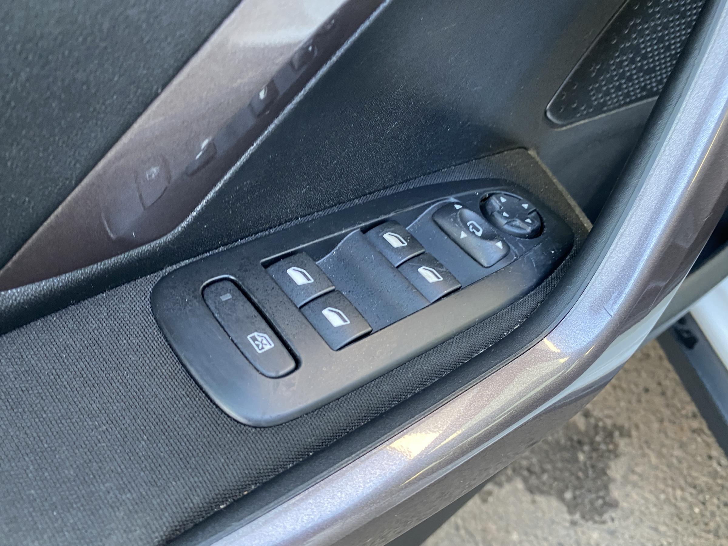 Peugeot 2008, 2014 - pohled č. 13