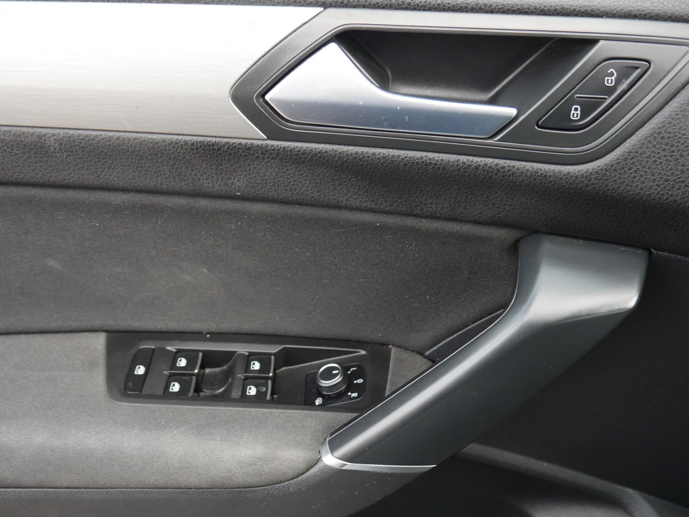 Volkswagen Touran, 2016 - pohled č. 13