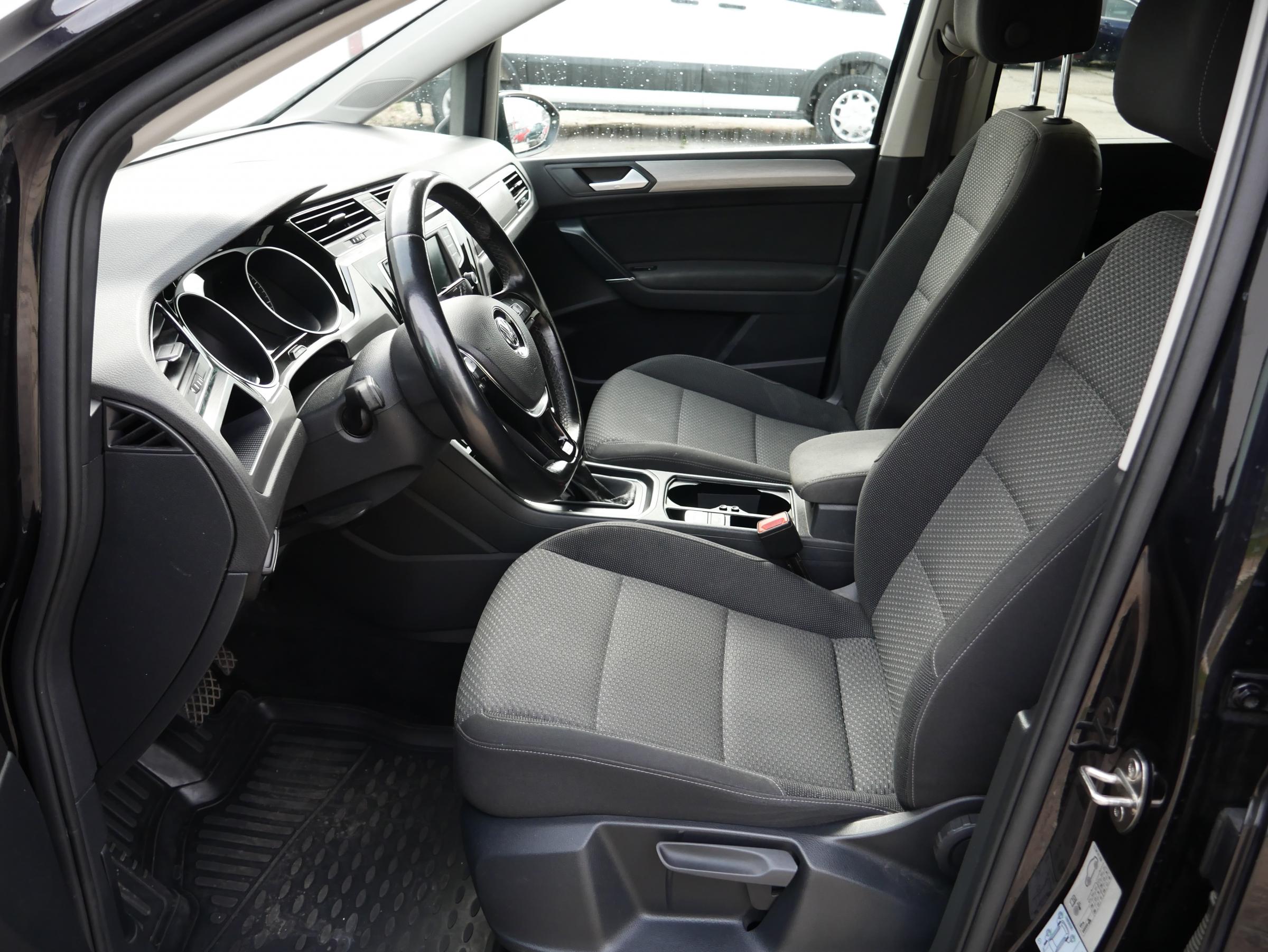Volkswagen Touran, 2016 - pohled č. 9