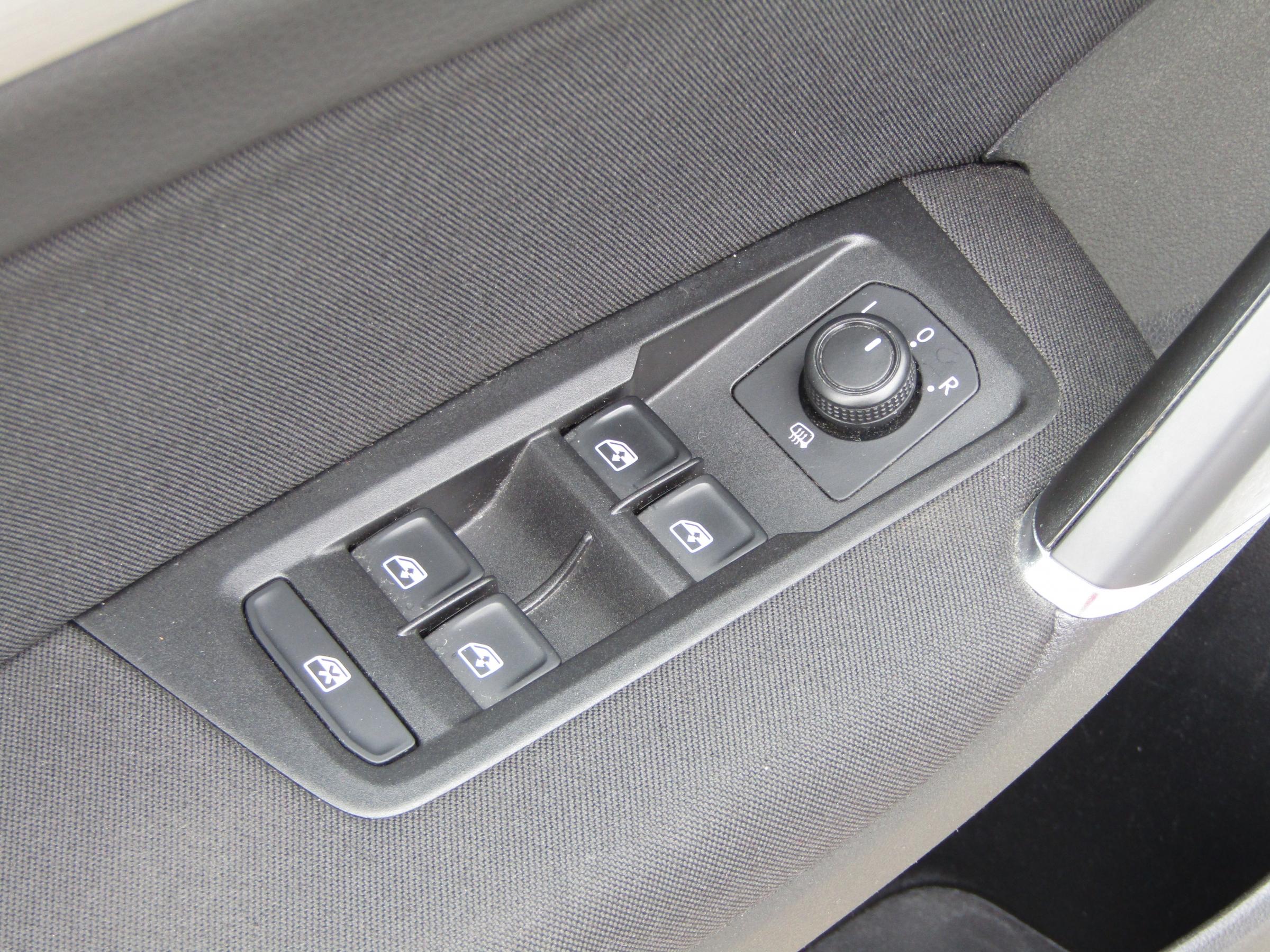 Volkswagen Touran, 2018 - pohled č. 11