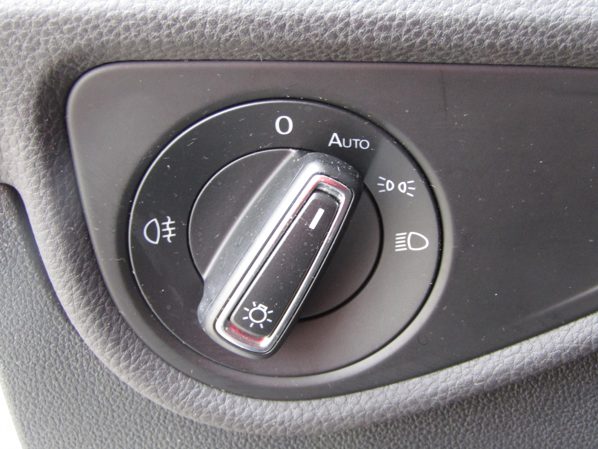 Volkswagen Touran, 2018 - pohled č. 12