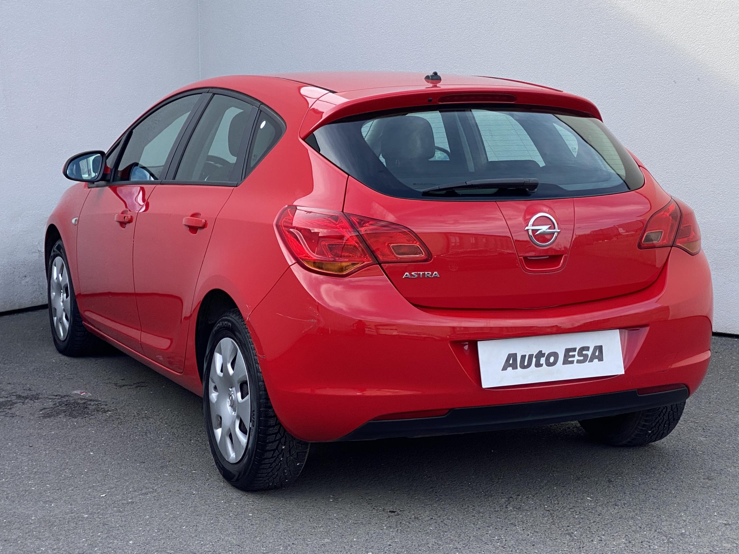 Opel Astra, 2011 - pohled č. 6