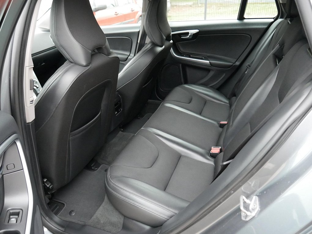 Volvo V60 2.4 D4  Cross Country