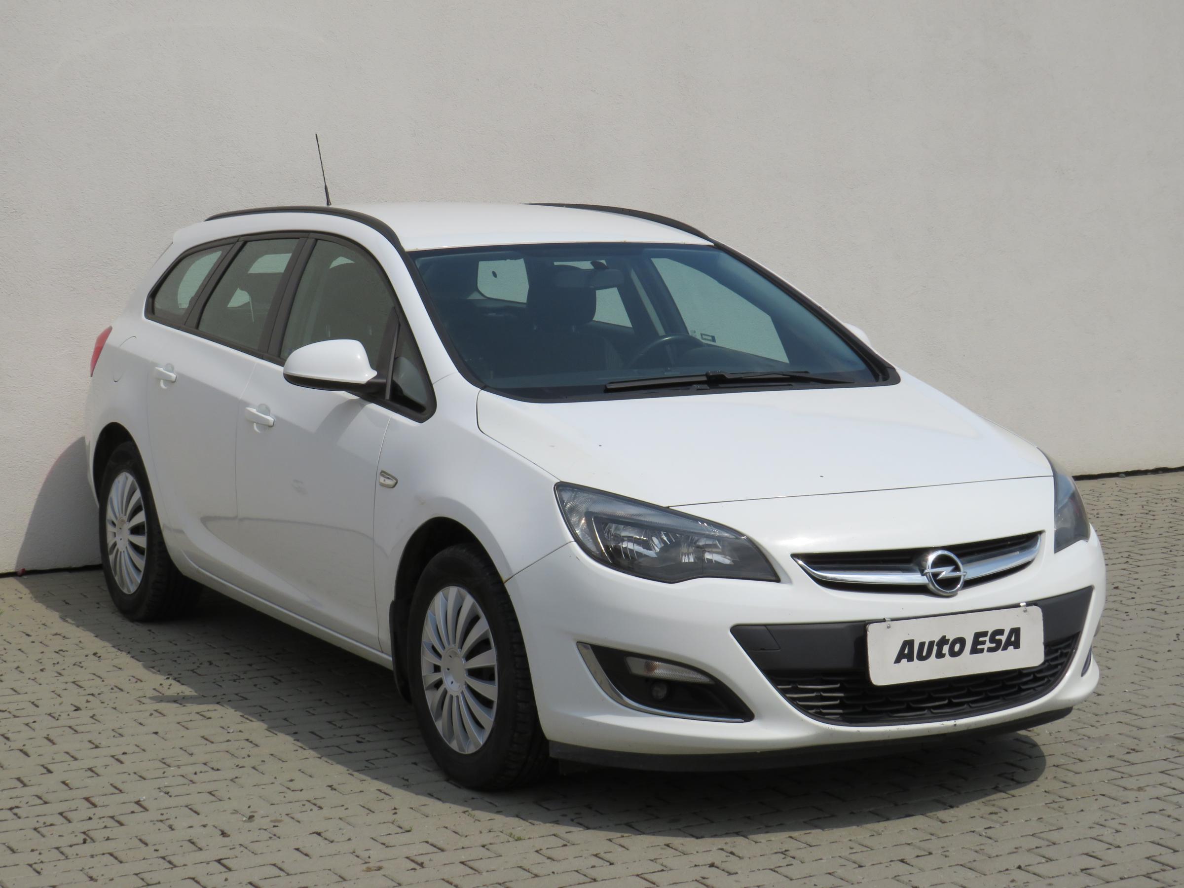 Opel Astra, 2013 - celkový pohled