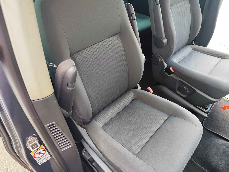Volkswagen Caravelle 2.5TDi  8míst
