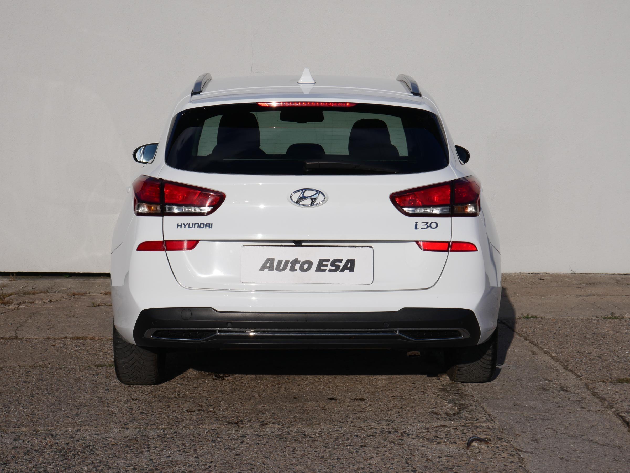 Hyundai i30, 2021 - pohled č. 5