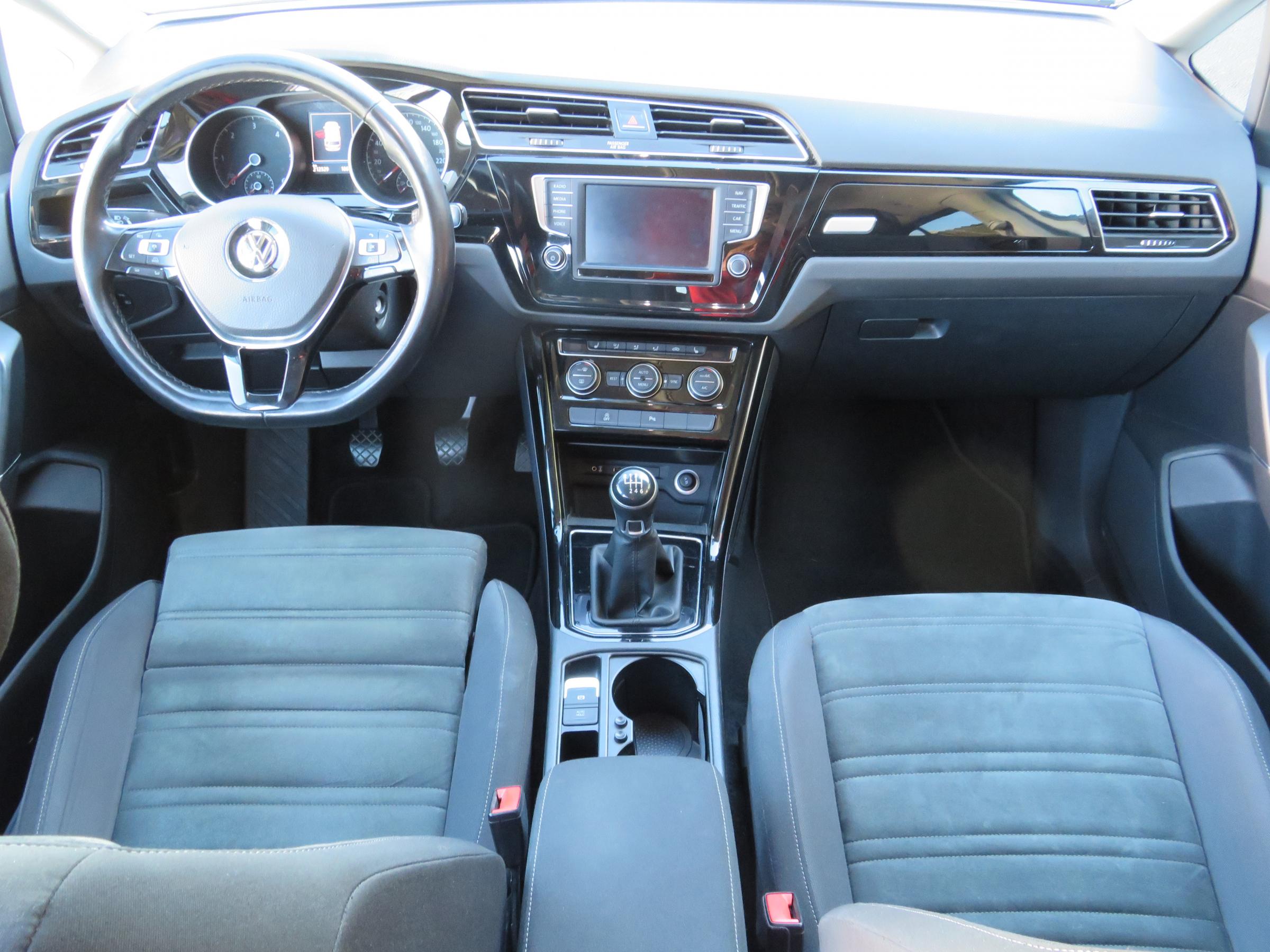 Volkswagen Touran, 2016 - pohled č. 8