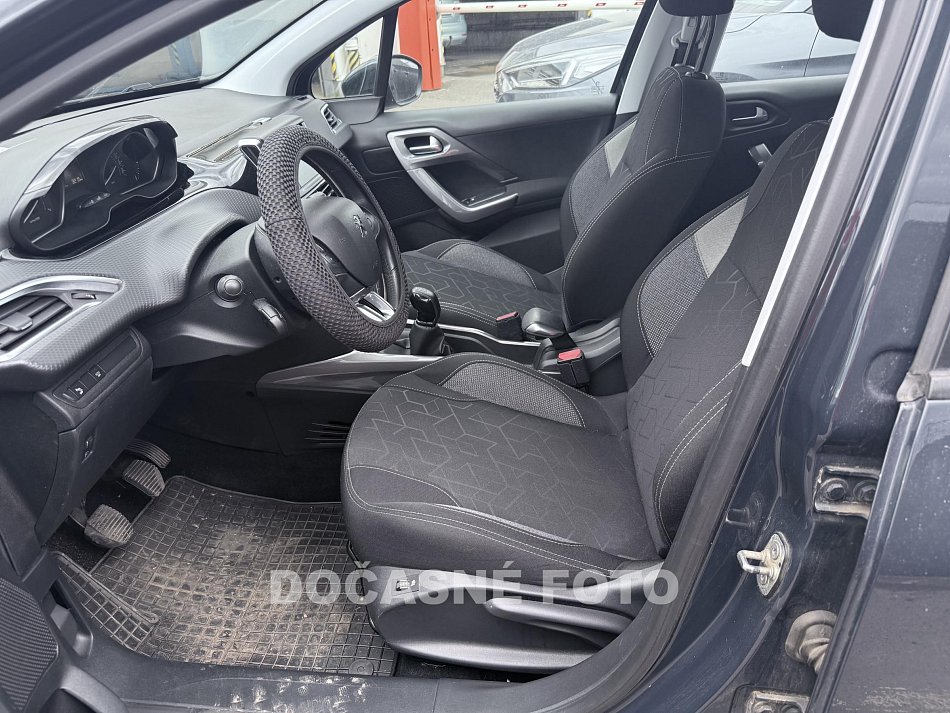 Peugeot 2008 1.2 i 