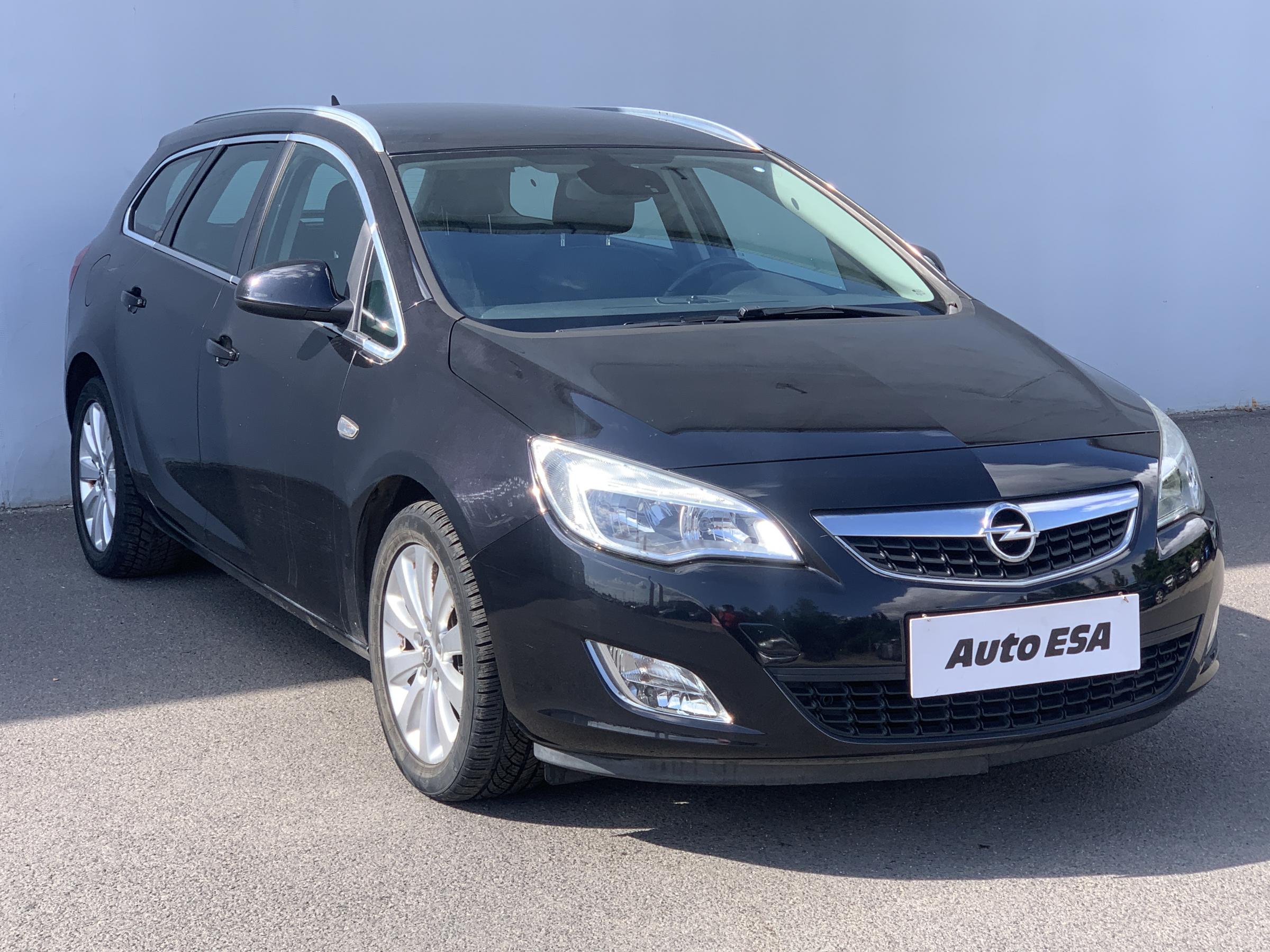 Opel Astra, 2011 - celkový pohled