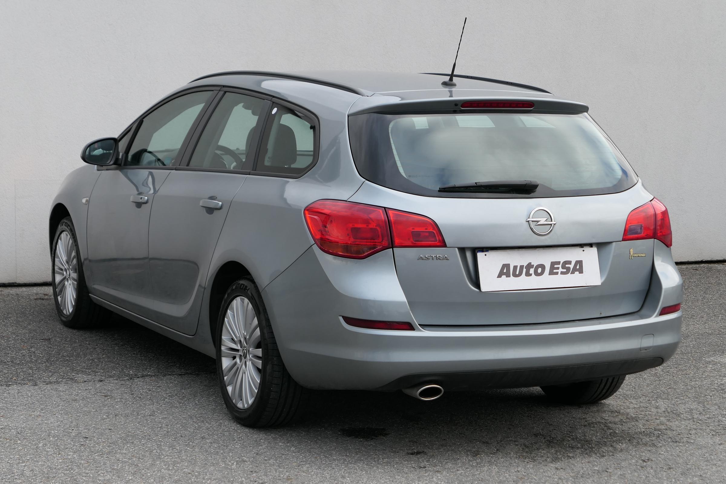 Opel Astra, 2013 - pohled č. 4