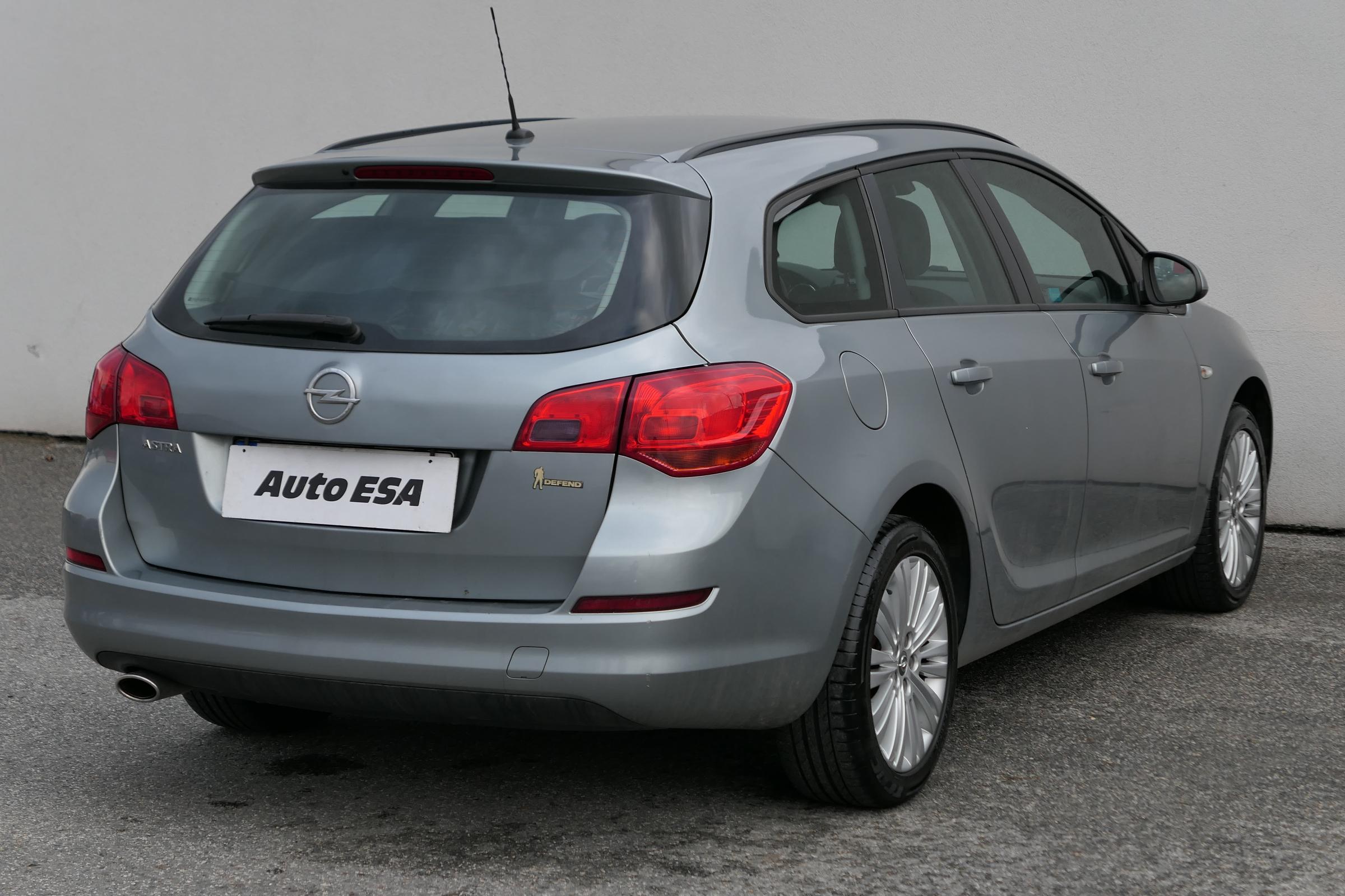 Opel Astra, 2013 - pohled č. 6