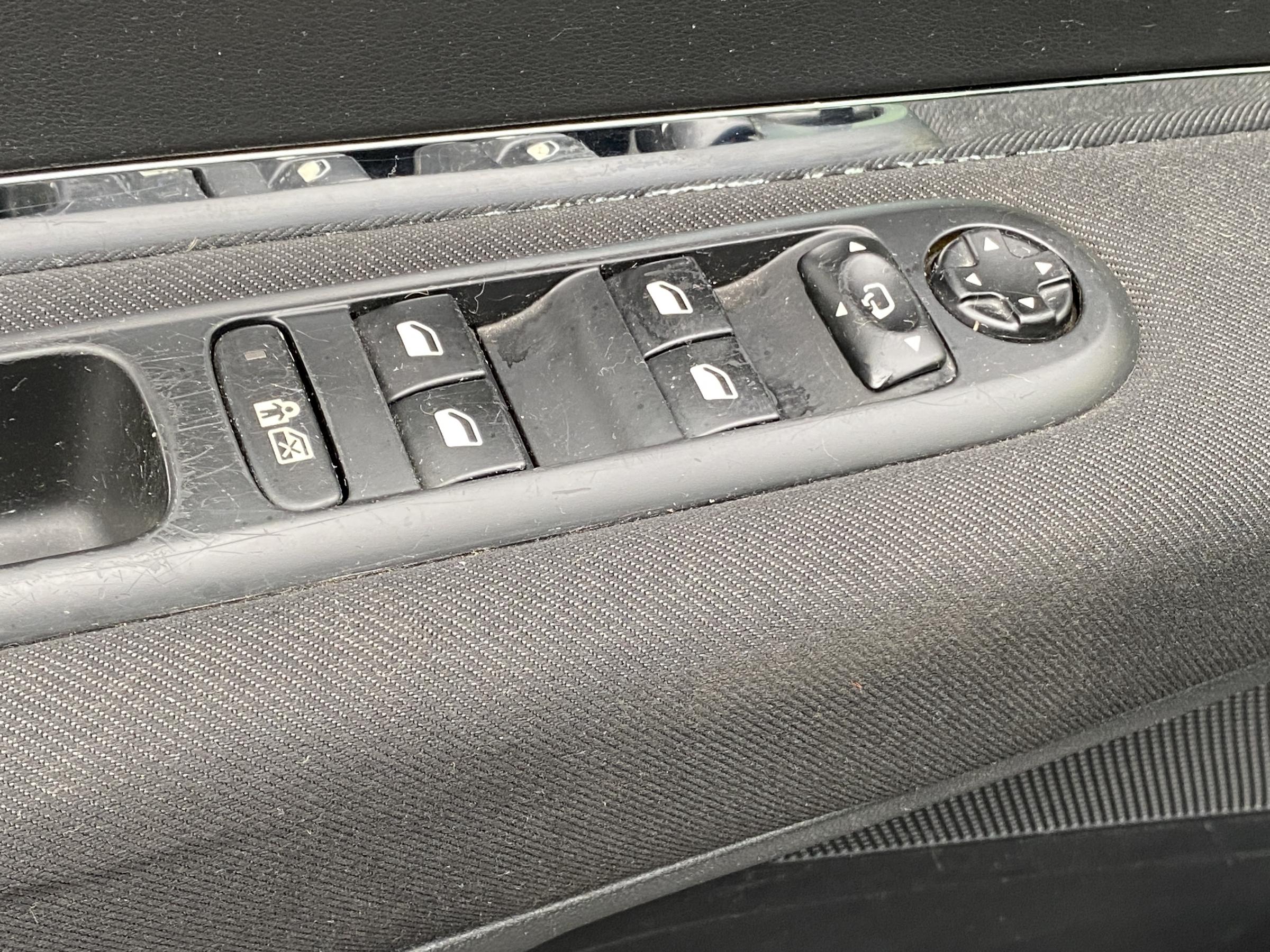 Peugeot 5008, 2011 - pohled č. 12