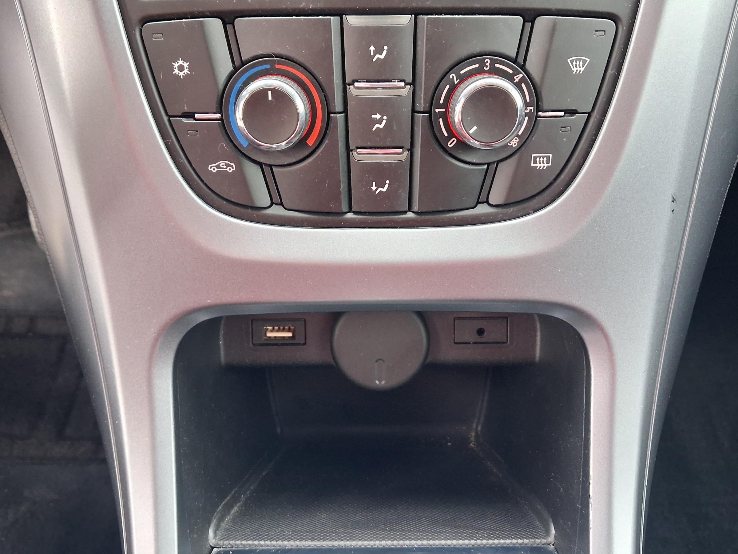 Opel Astra, 2013 - pohled č. 14