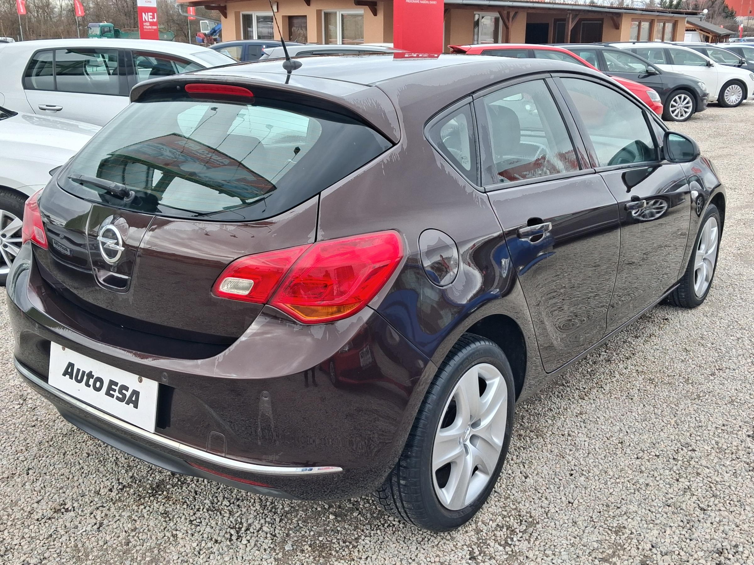 Opel Astra, 2013 - pohled č. 4