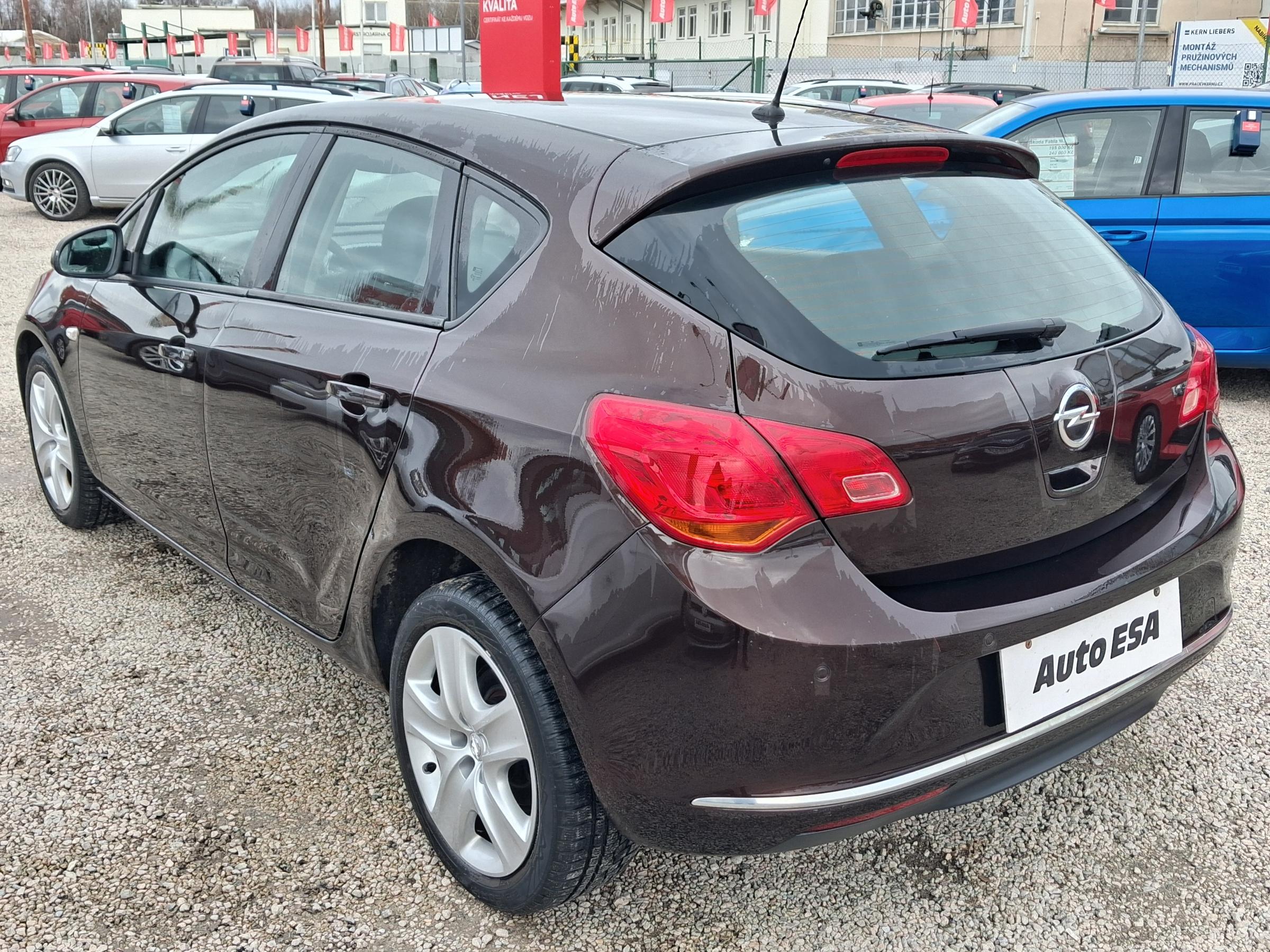 Opel Astra, 2013 - pohled č. 6