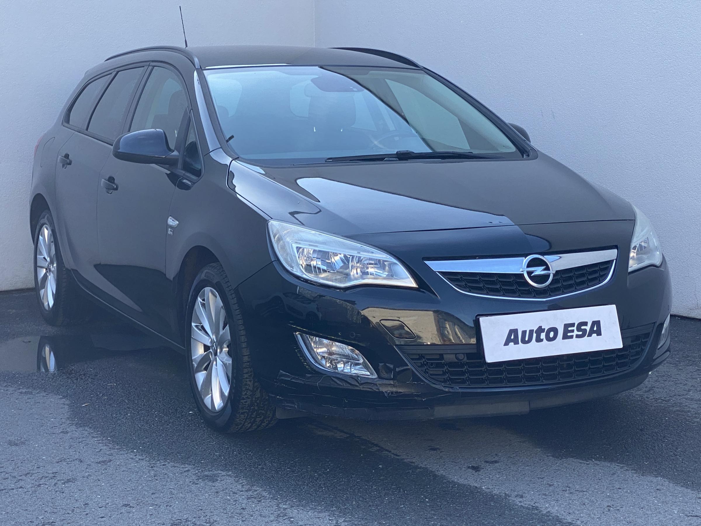 Opel Astra, 2012 - celkový pohled