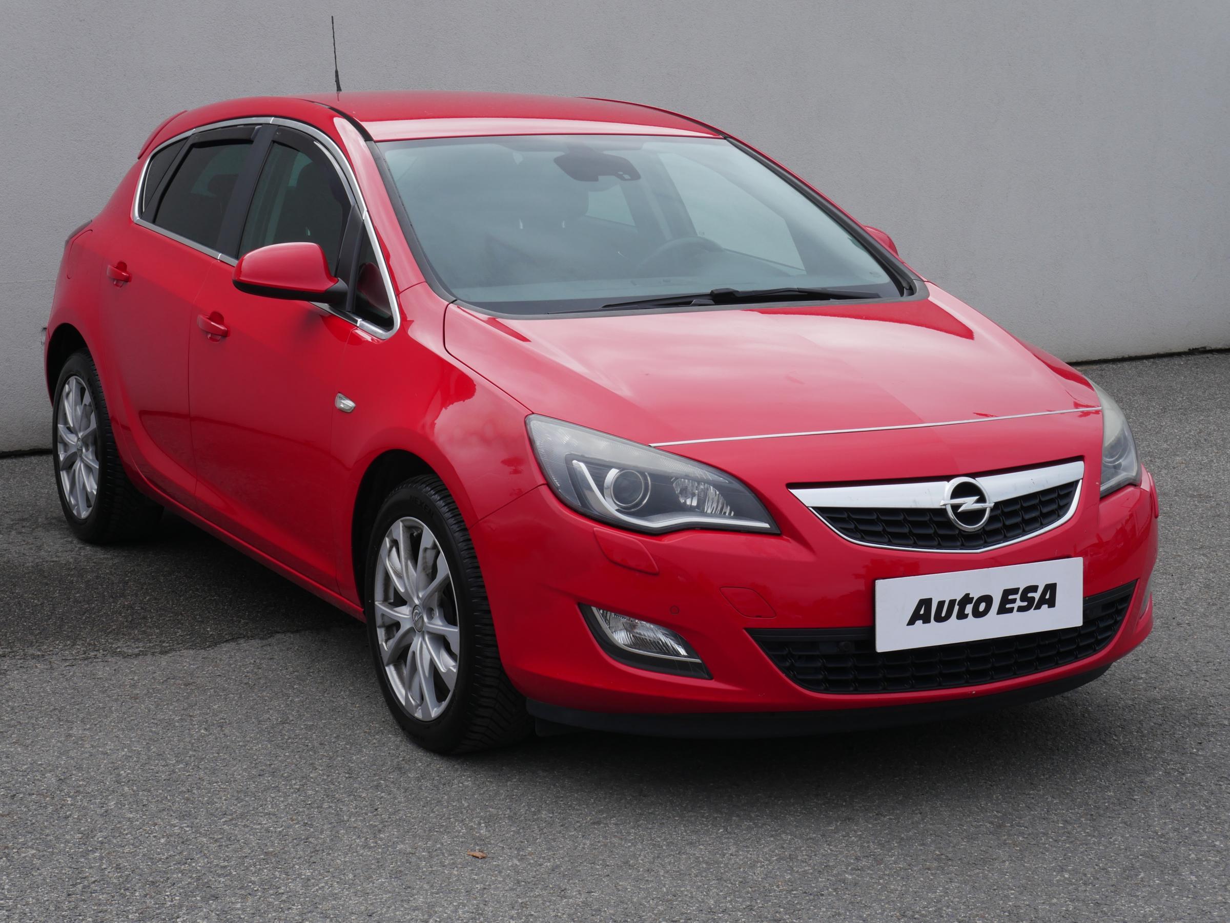Opel Astra, 2012 - celkový pohled