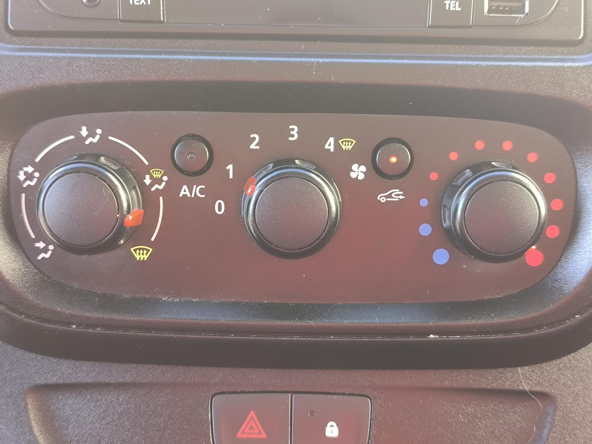 Opel Vivaro, 2015 - pohled č. 14