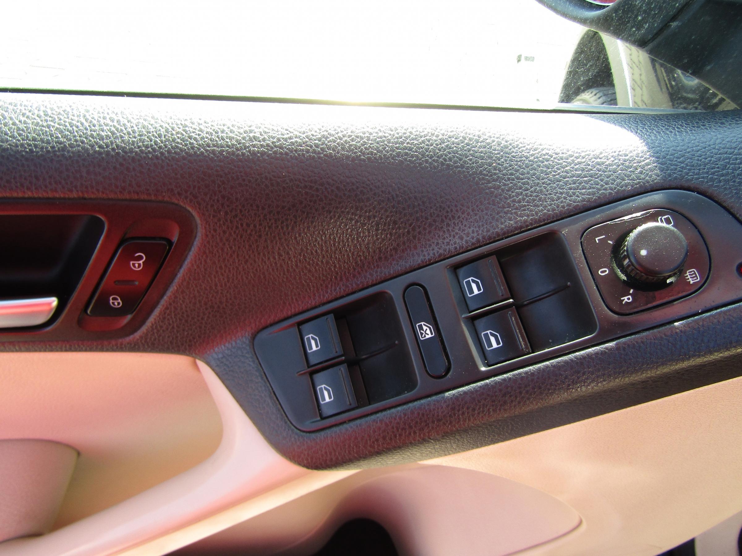 Volkswagen Tiguan, 2010 - pohled č. 12