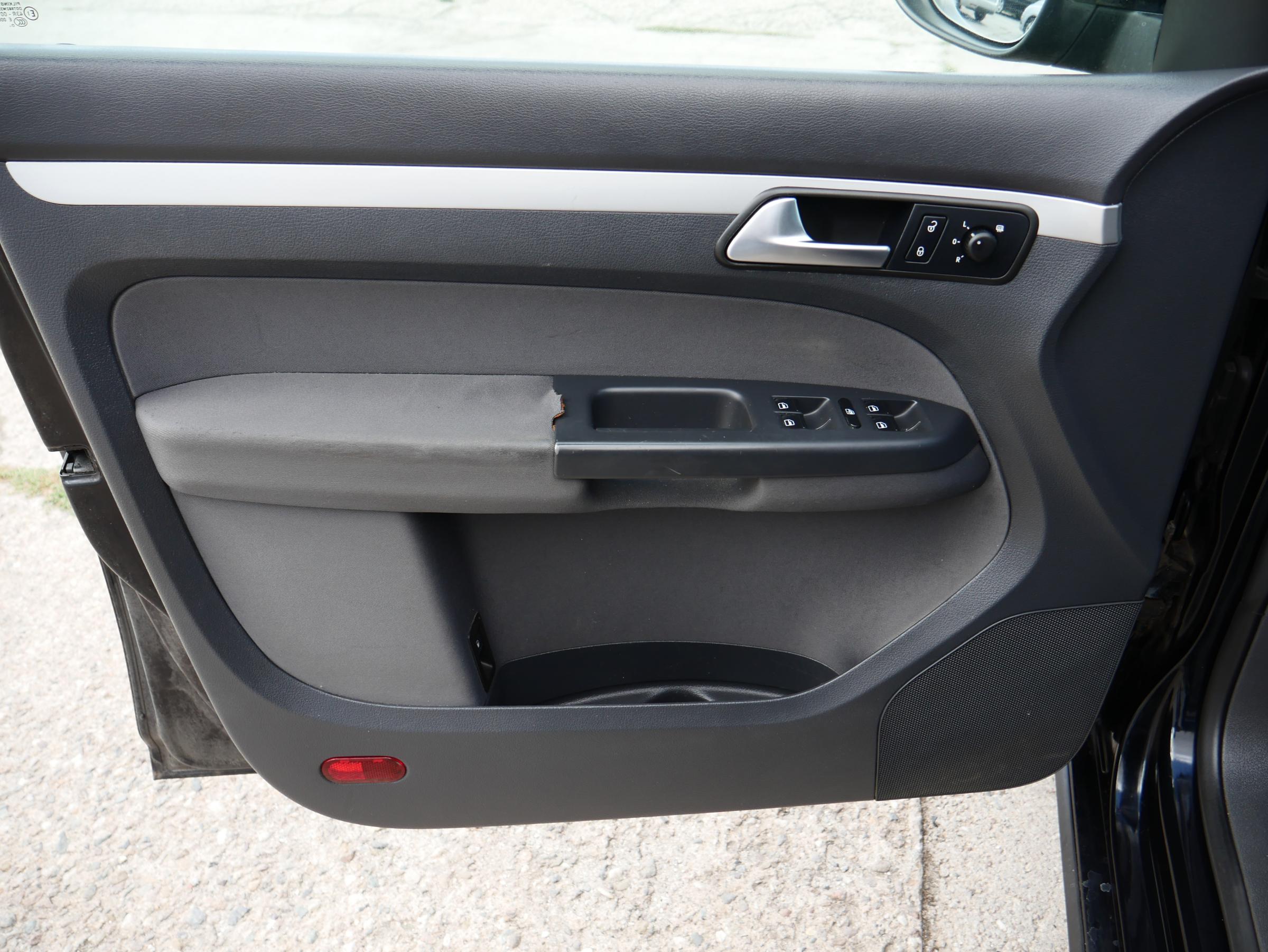 Volkswagen Touran, 2011 - pohled č. 15