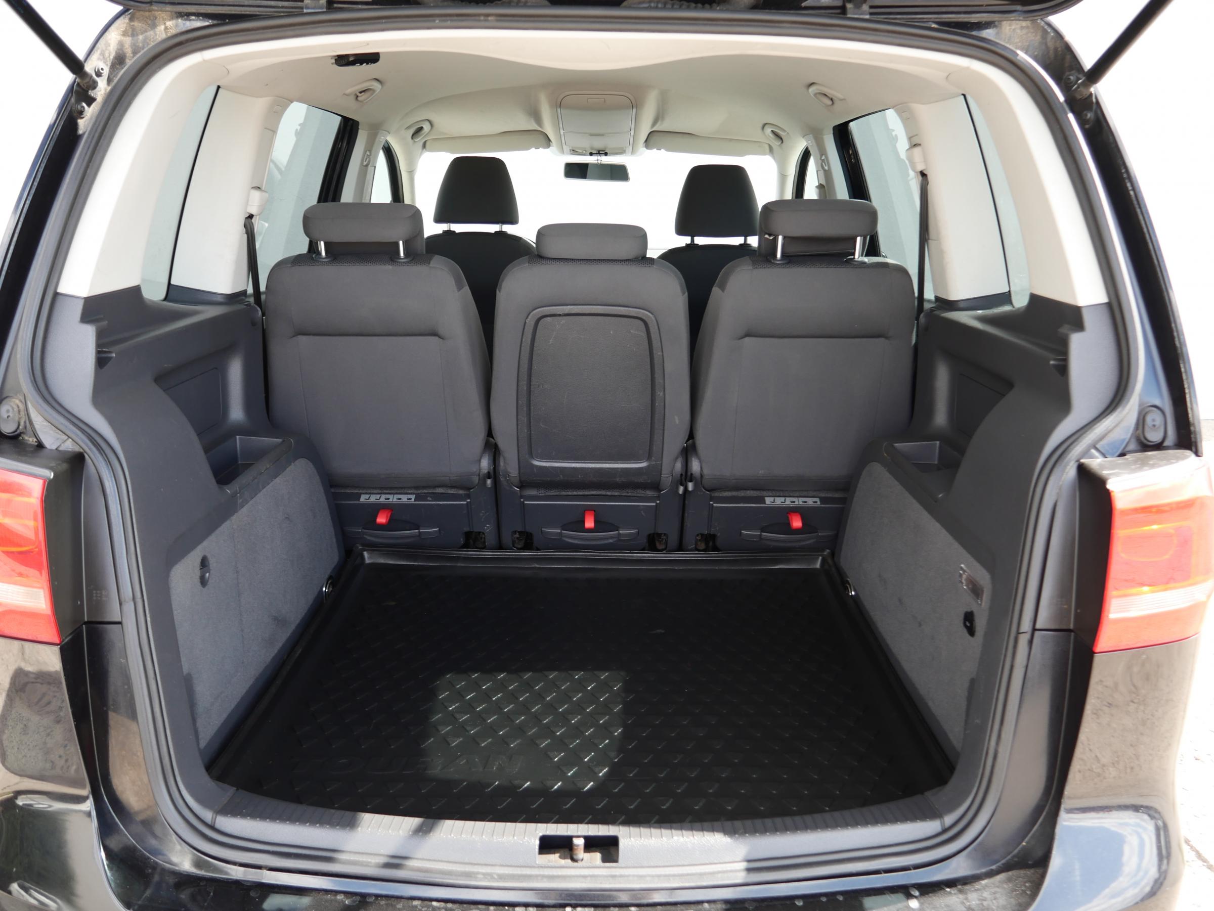 Volkswagen Touran, 2011 - pohled č. 7