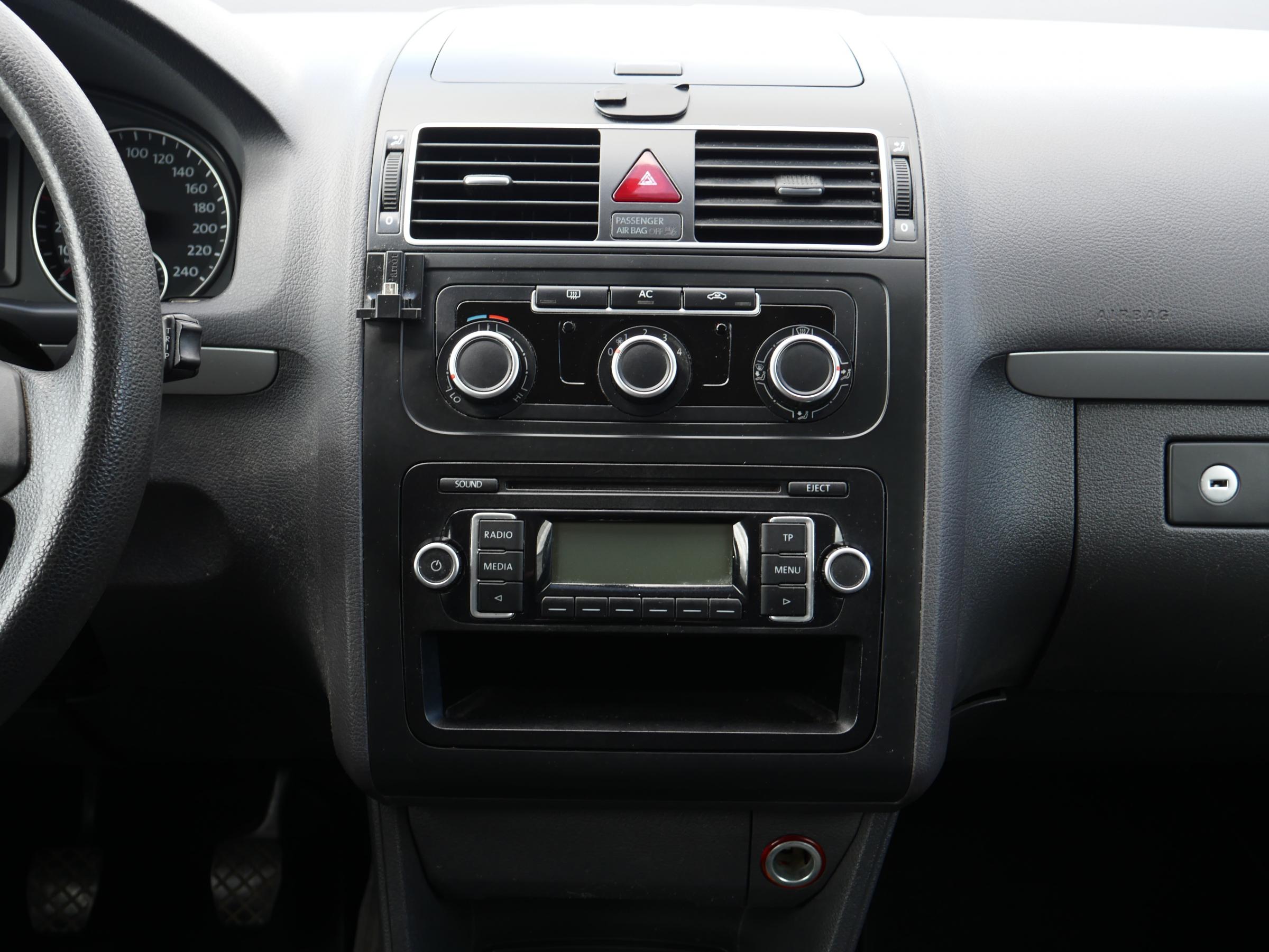 Volkswagen Touran, 2011 - pohled č. 9