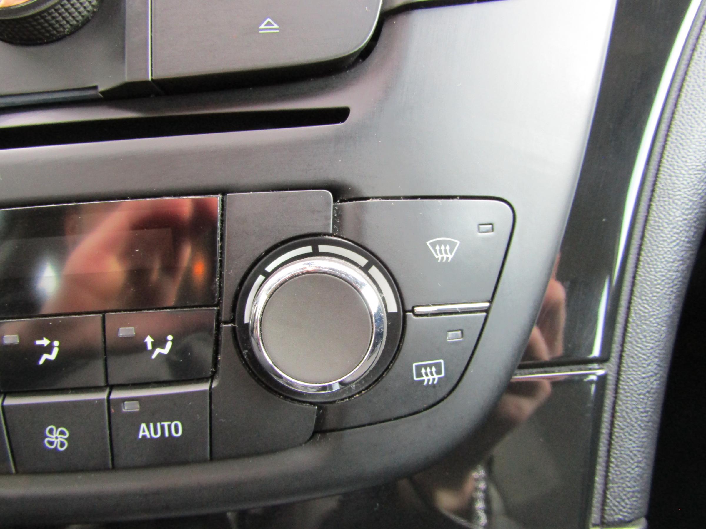 Opel Insignia, 2012 - pohled č. 17