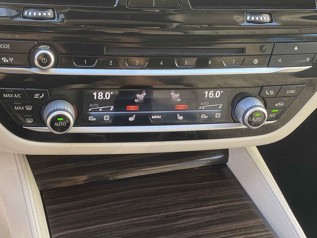 BMW Řada 5 3.0i LuxuryLine 540i xDrive