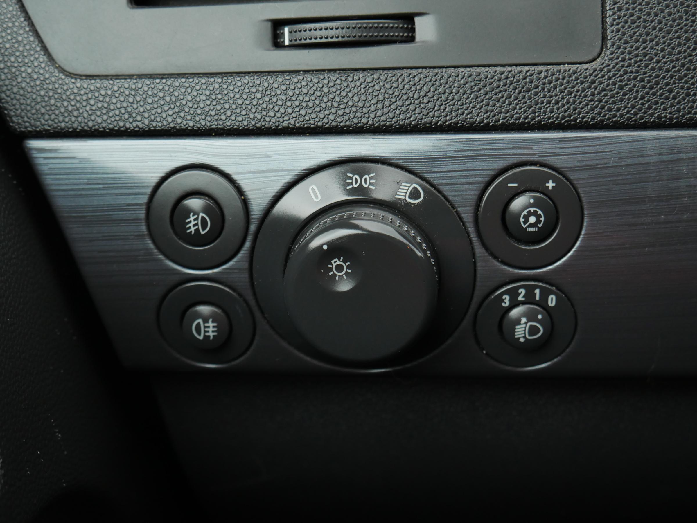 Opel Astra, 2005 - pohled č. 14