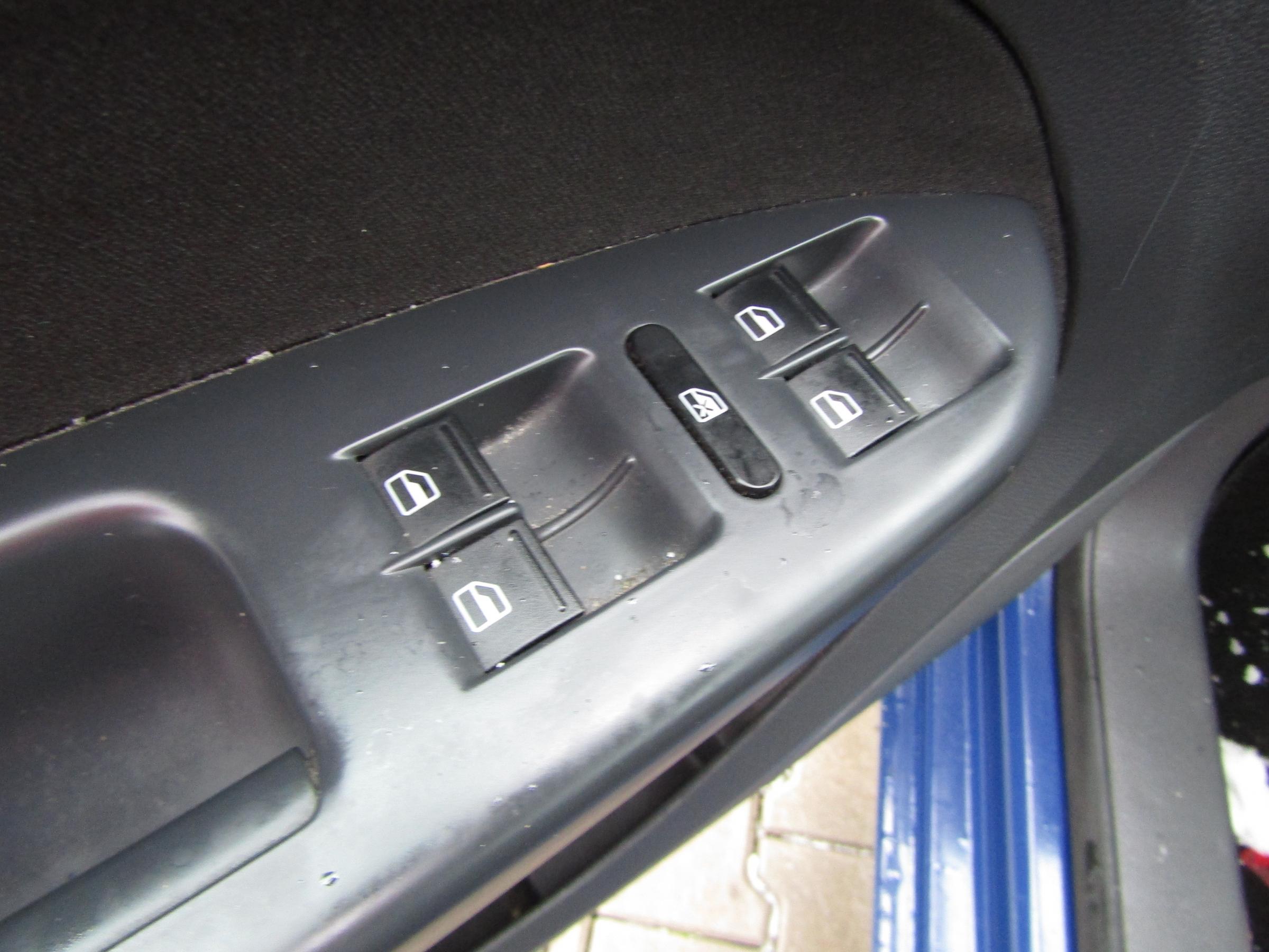 Volkswagen Touran, 2010 - pohled č. 12