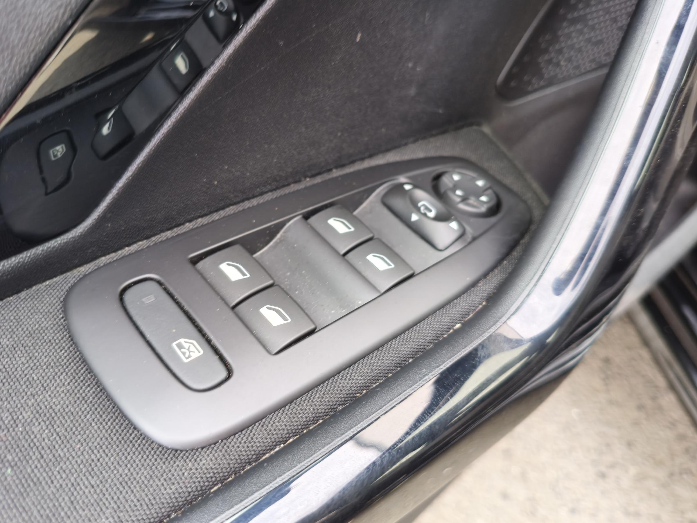 Peugeot 208, 2015 - pohled č. 15