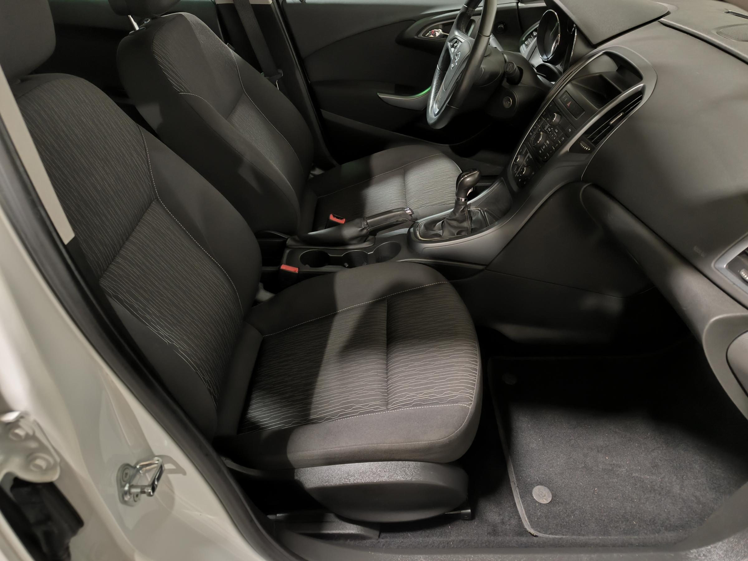 Opel Astra, 2013 - pohled č. 12