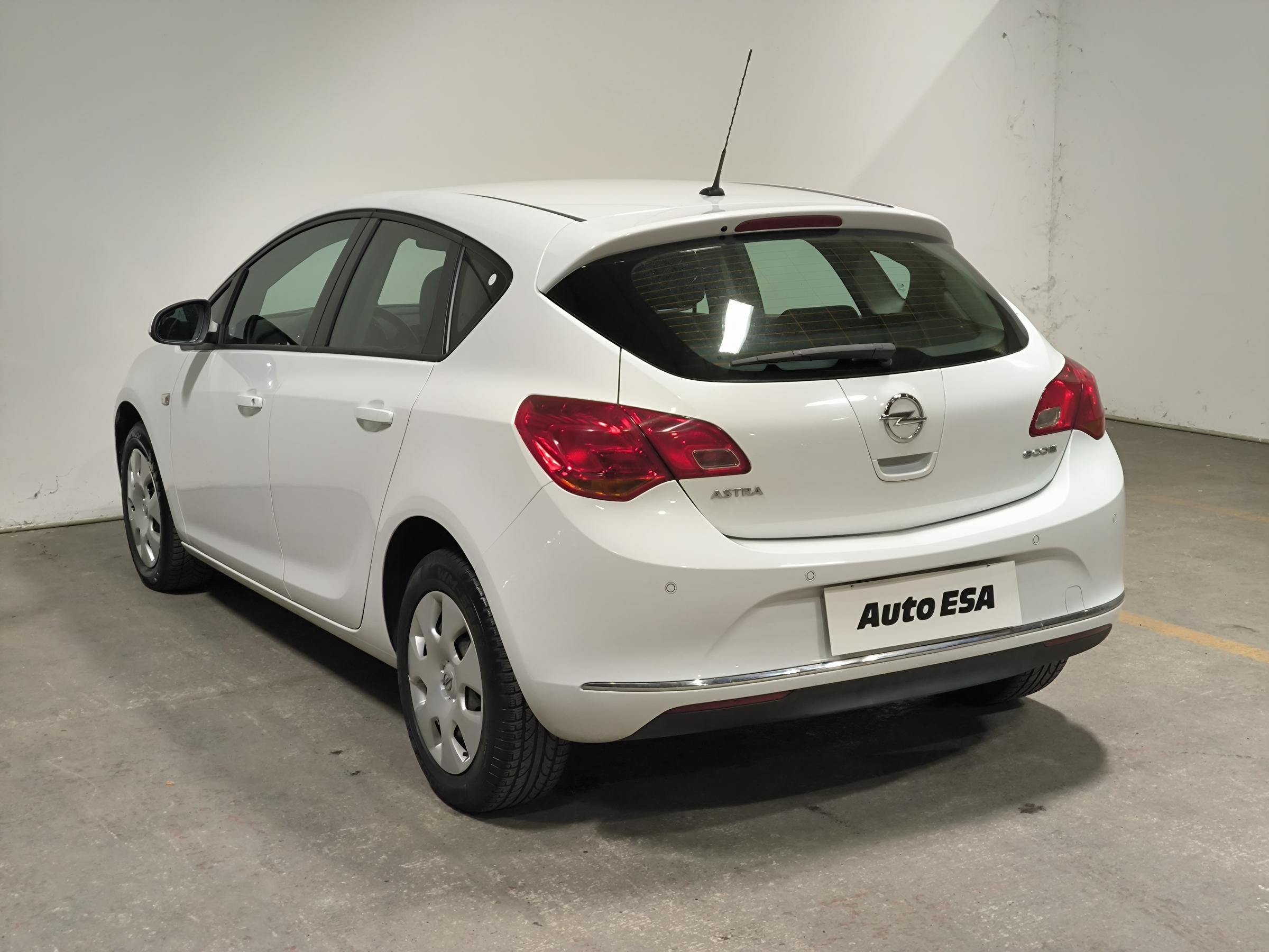 Opel Astra, 2013 - pohled č. 4