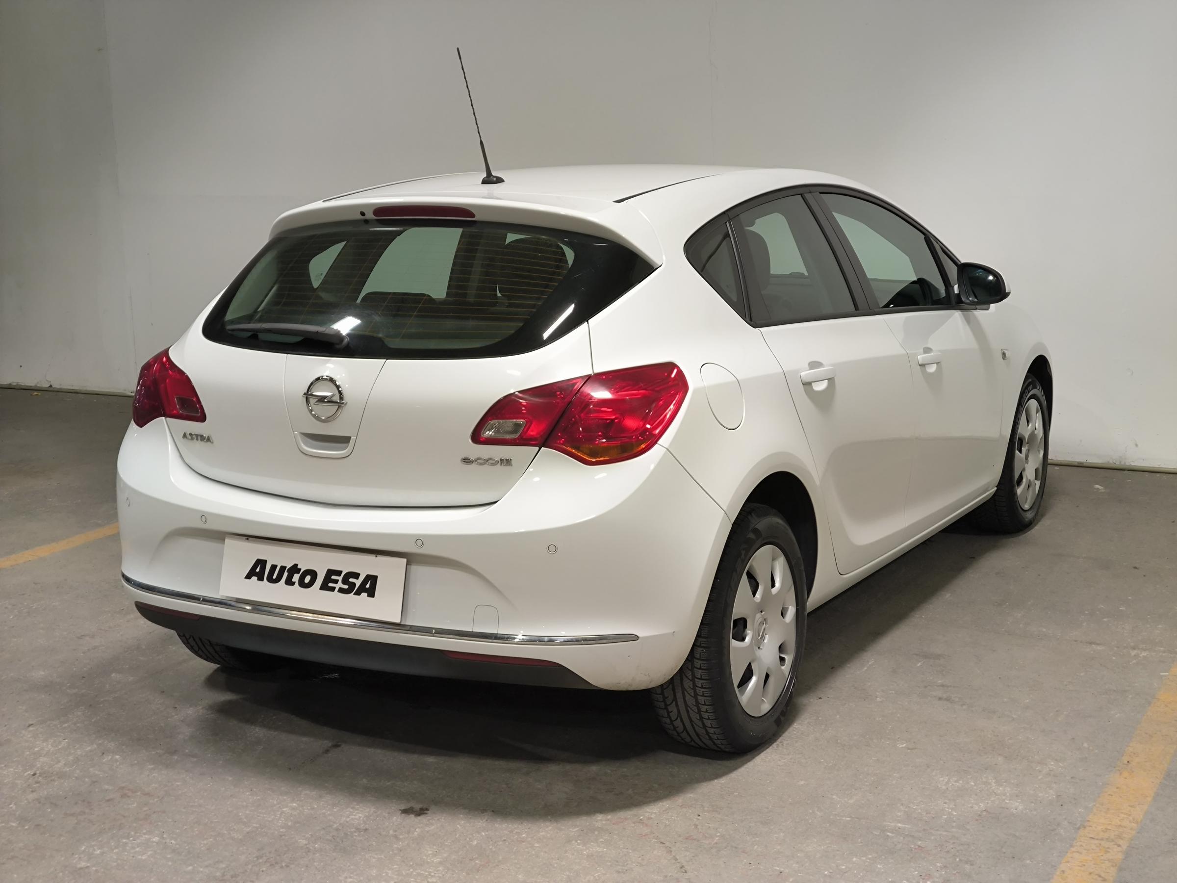 Opel Astra, 2013 - pohled č. 6