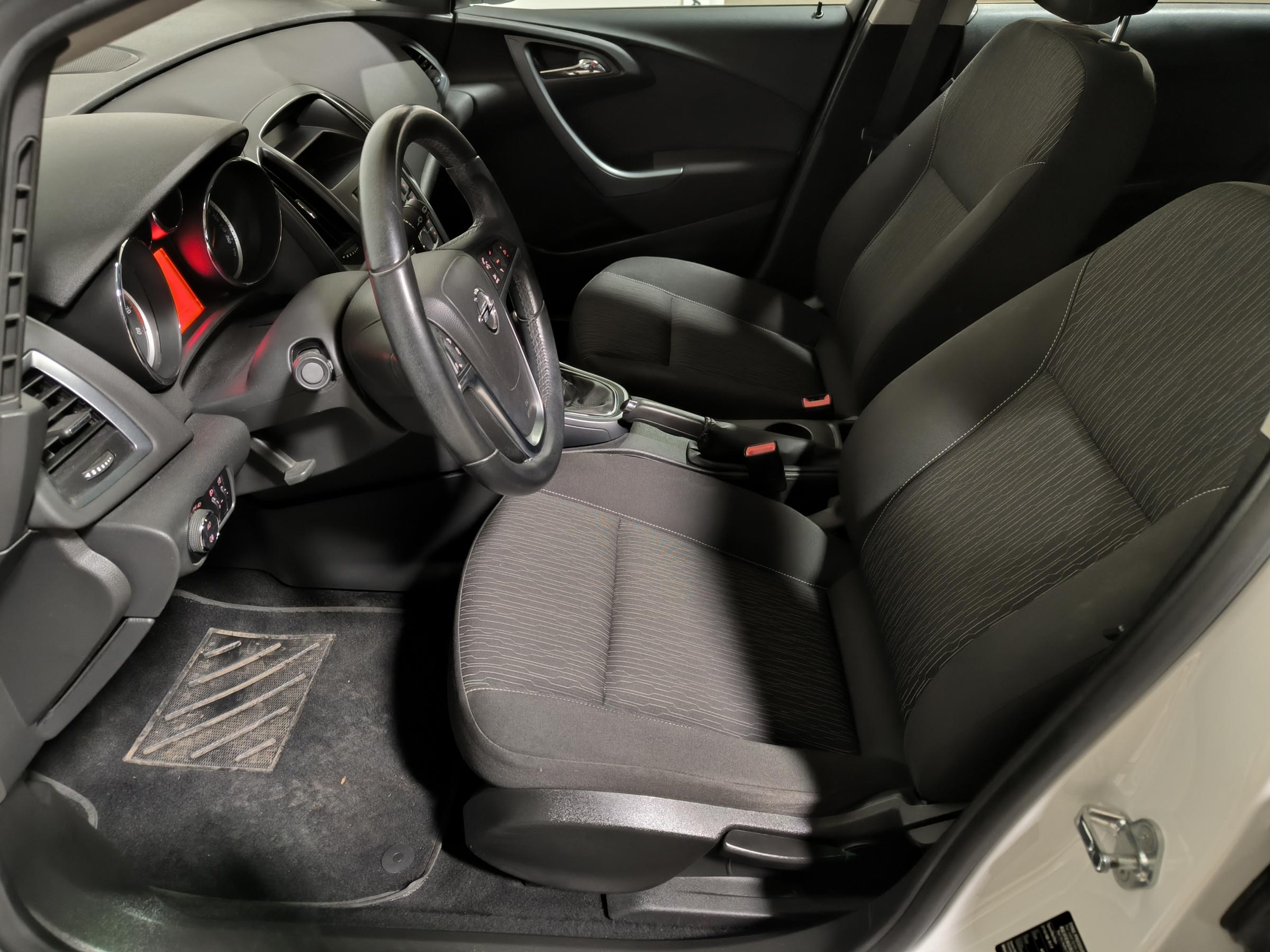 Opel Astra, 2013 - pohled č. 9