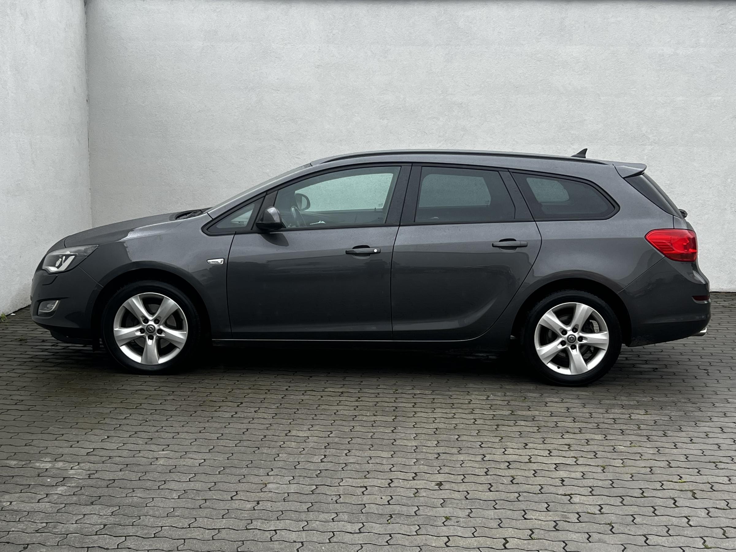 Opel Astra, 2012 - pohled č. 5